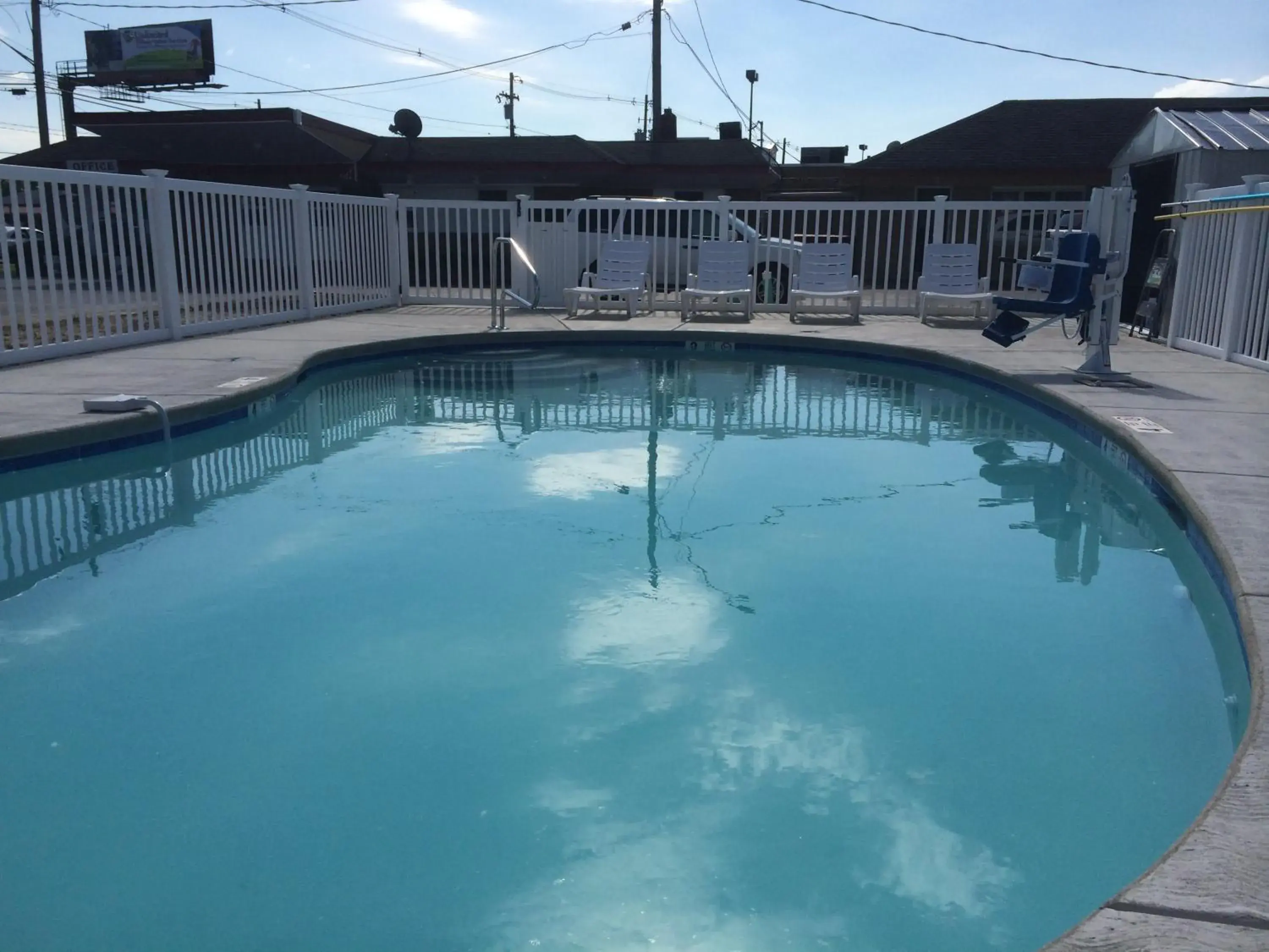 Swimming Pool in Caravan Motel