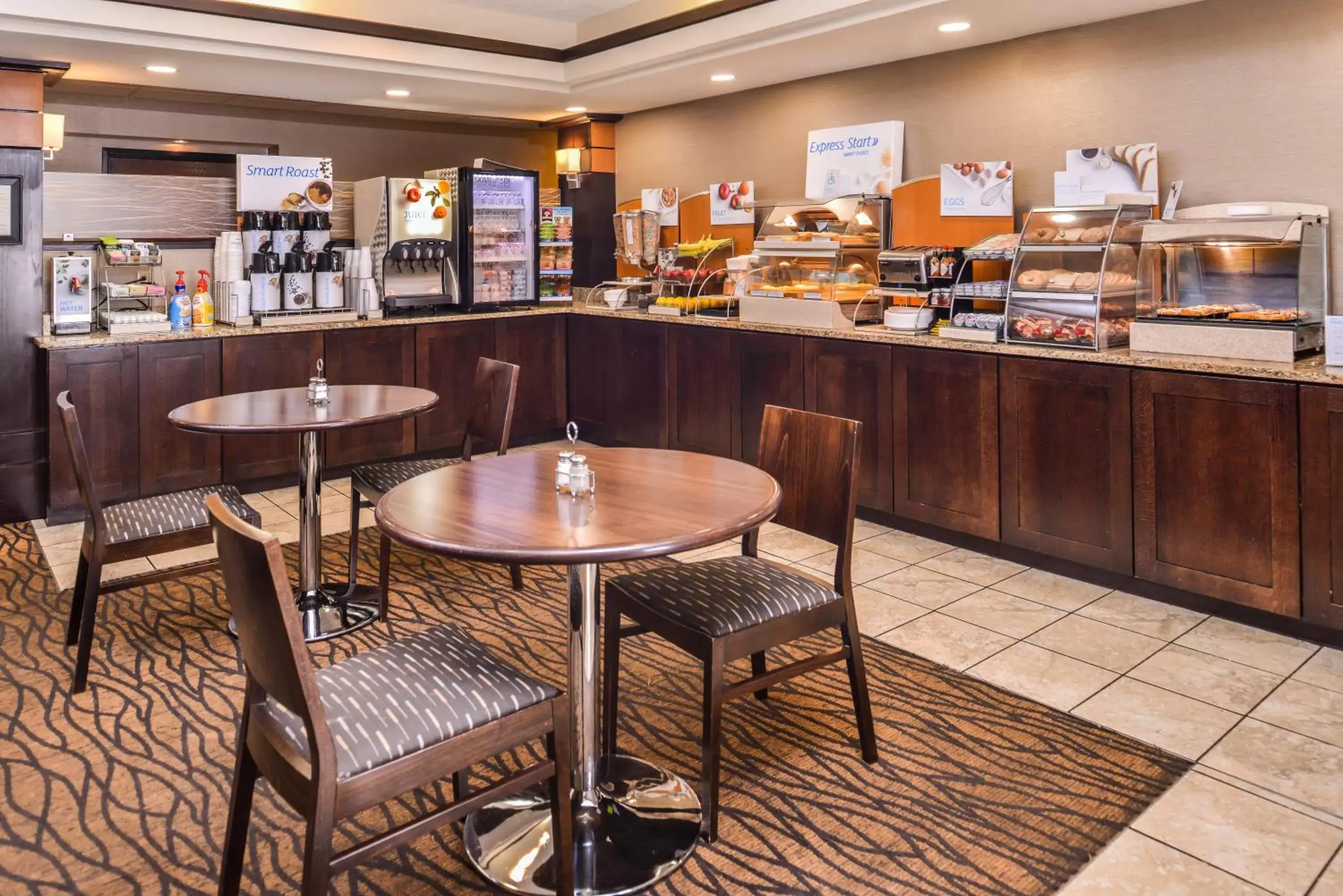 Breakfast, Restaurant/Places to Eat in Holiday Inn Express Hotels & Suites Topeka West, an IHG Hotel