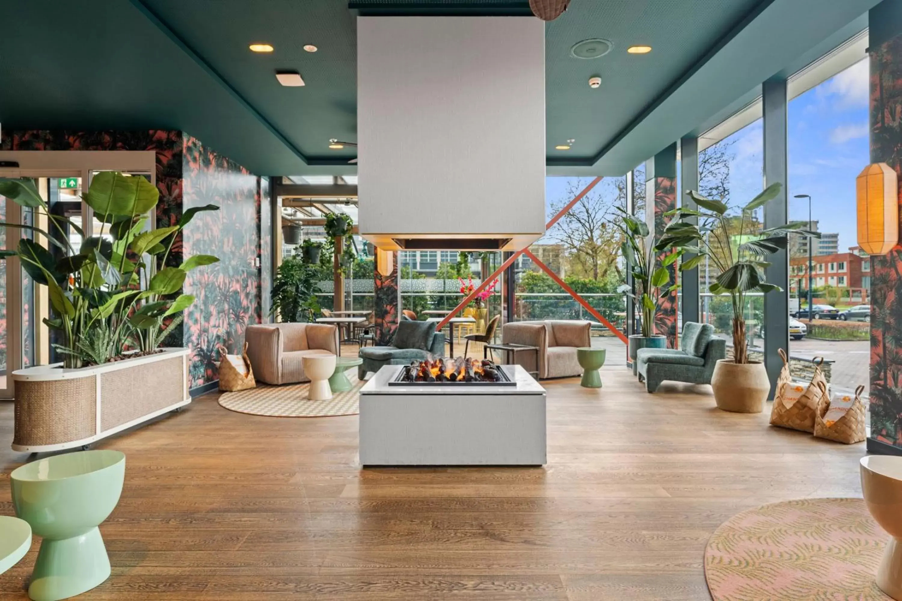 Lounge or bar, Lobby/Reception in Corendon Amsterdam New-West, a Tribute Portfolio Hotel