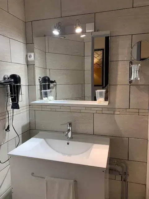Bathroom in Hotel du Centre - Restaurant le P'tit Gourmet