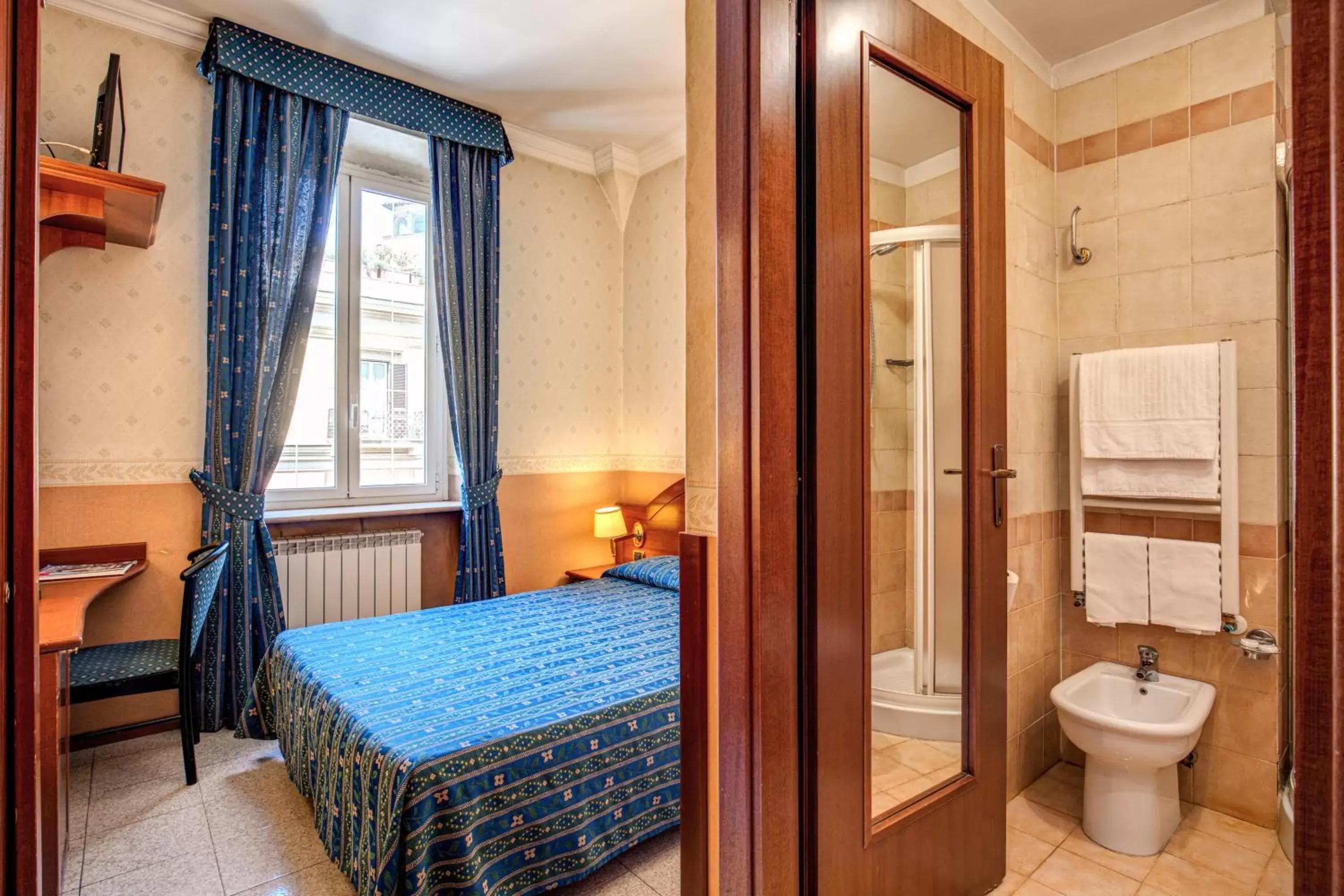 Bed, Bathroom in Hotel Verona Rome