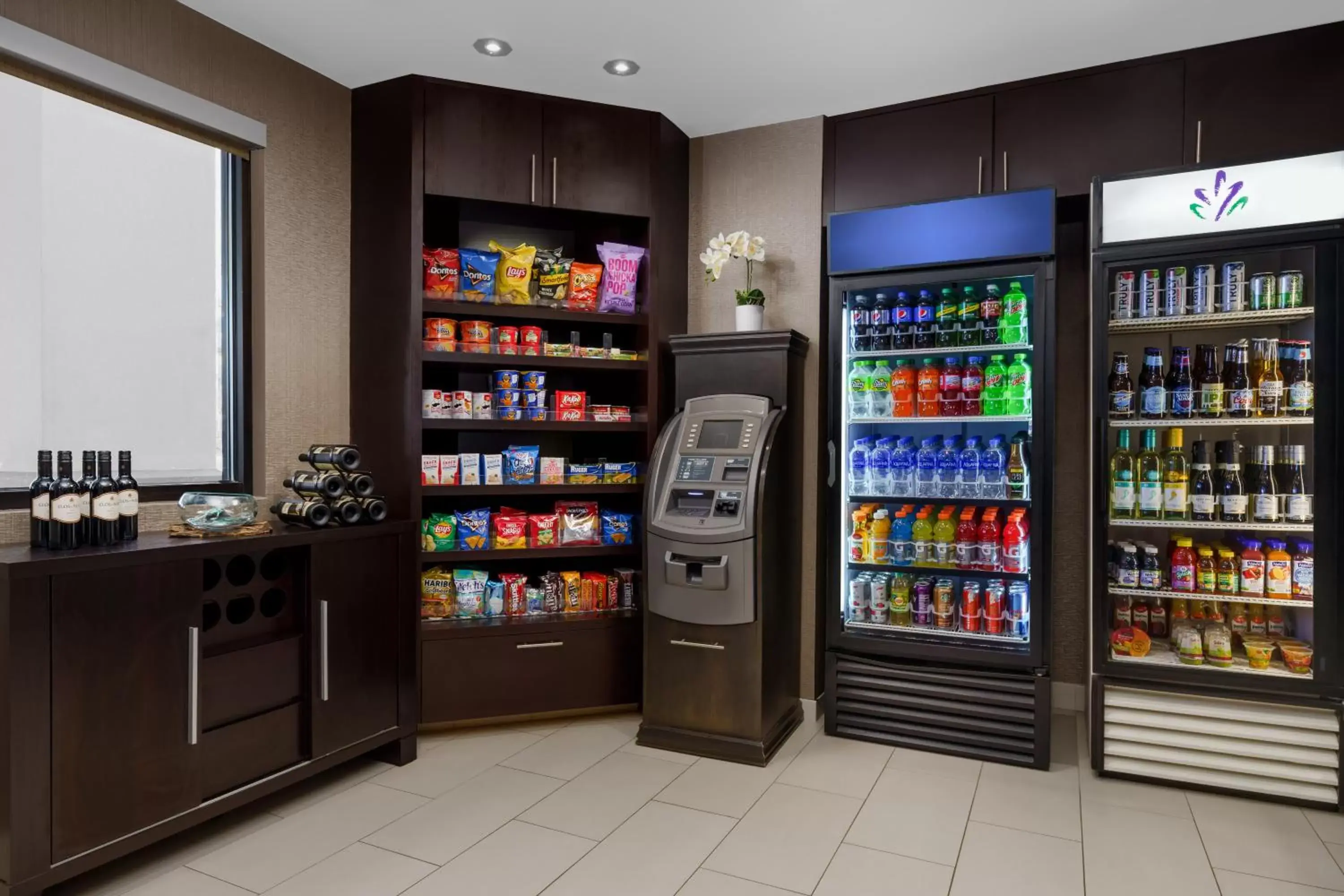 On-site shops, Supermarket/Shops in SpringHill Suites Manchester-Boston Regional Airport