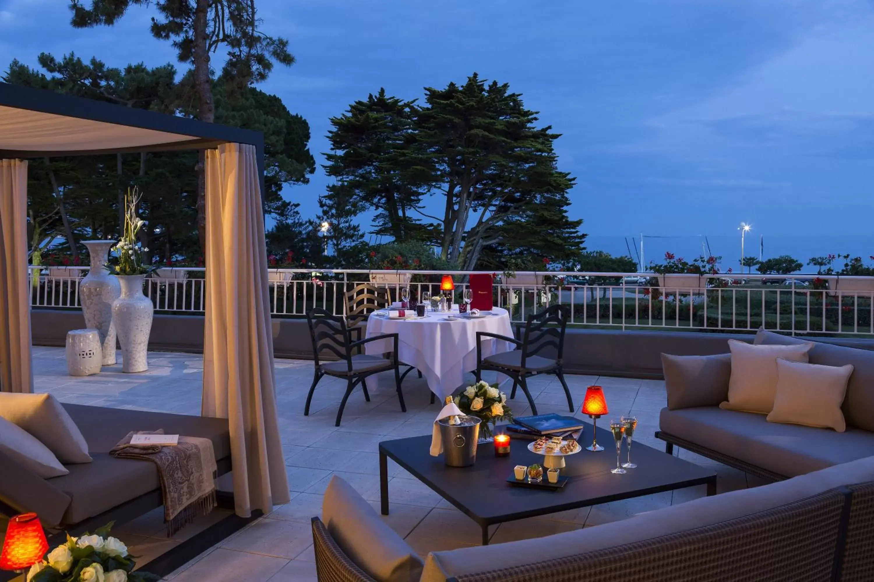 Balcony/Terrace, Restaurant/Places to Eat in Hôtel Barrière Le Royal La Baule