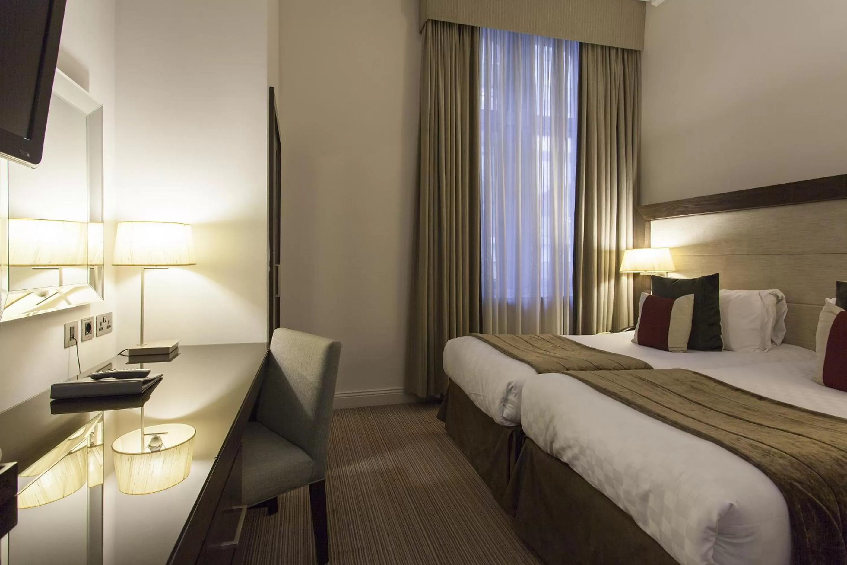 Photo of the whole room, Bed in Thistle London Holborn