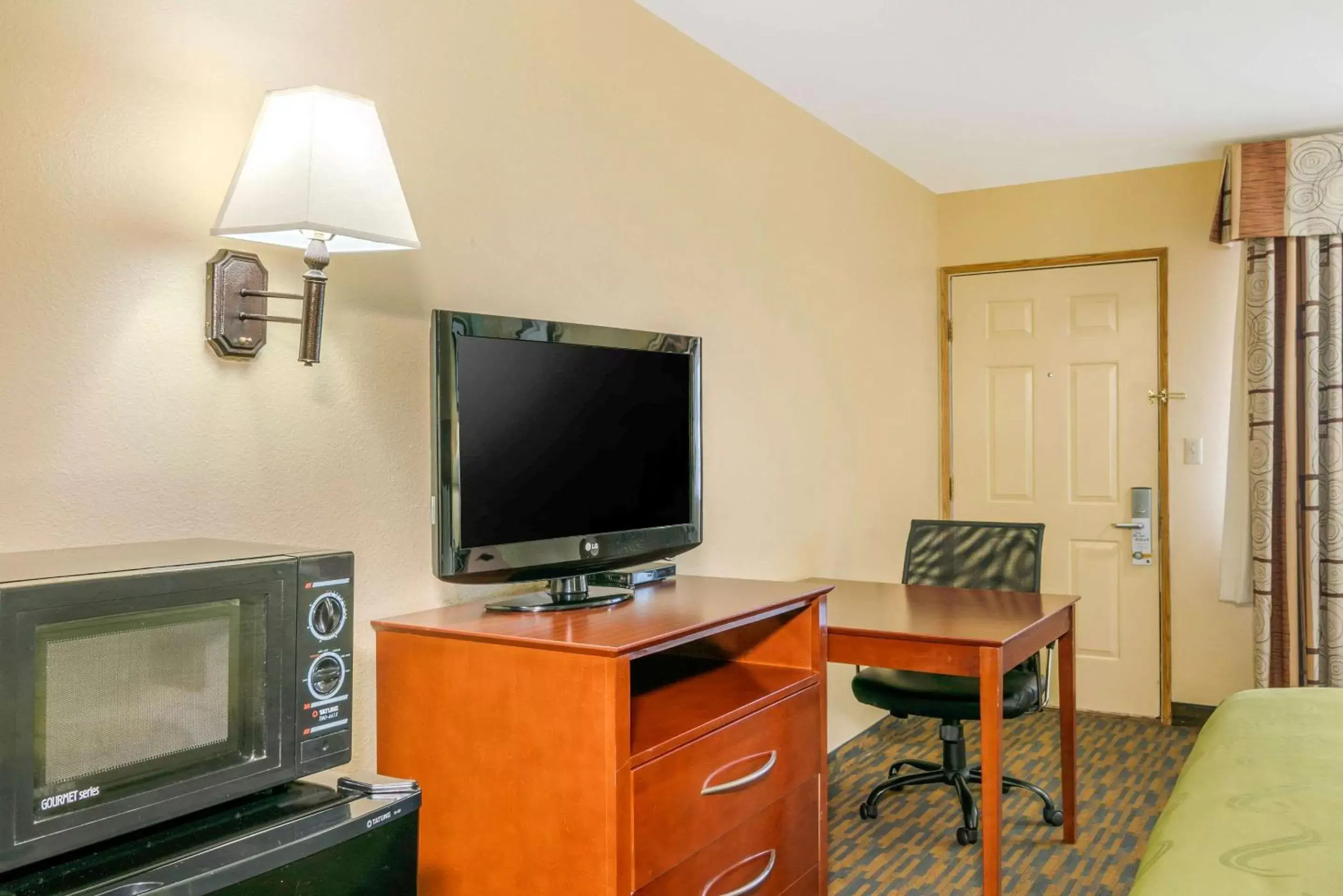 Photo of the whole room, TV/Entertainment Center in Quality Inn Klamath Falls - Crater Lake Gateway