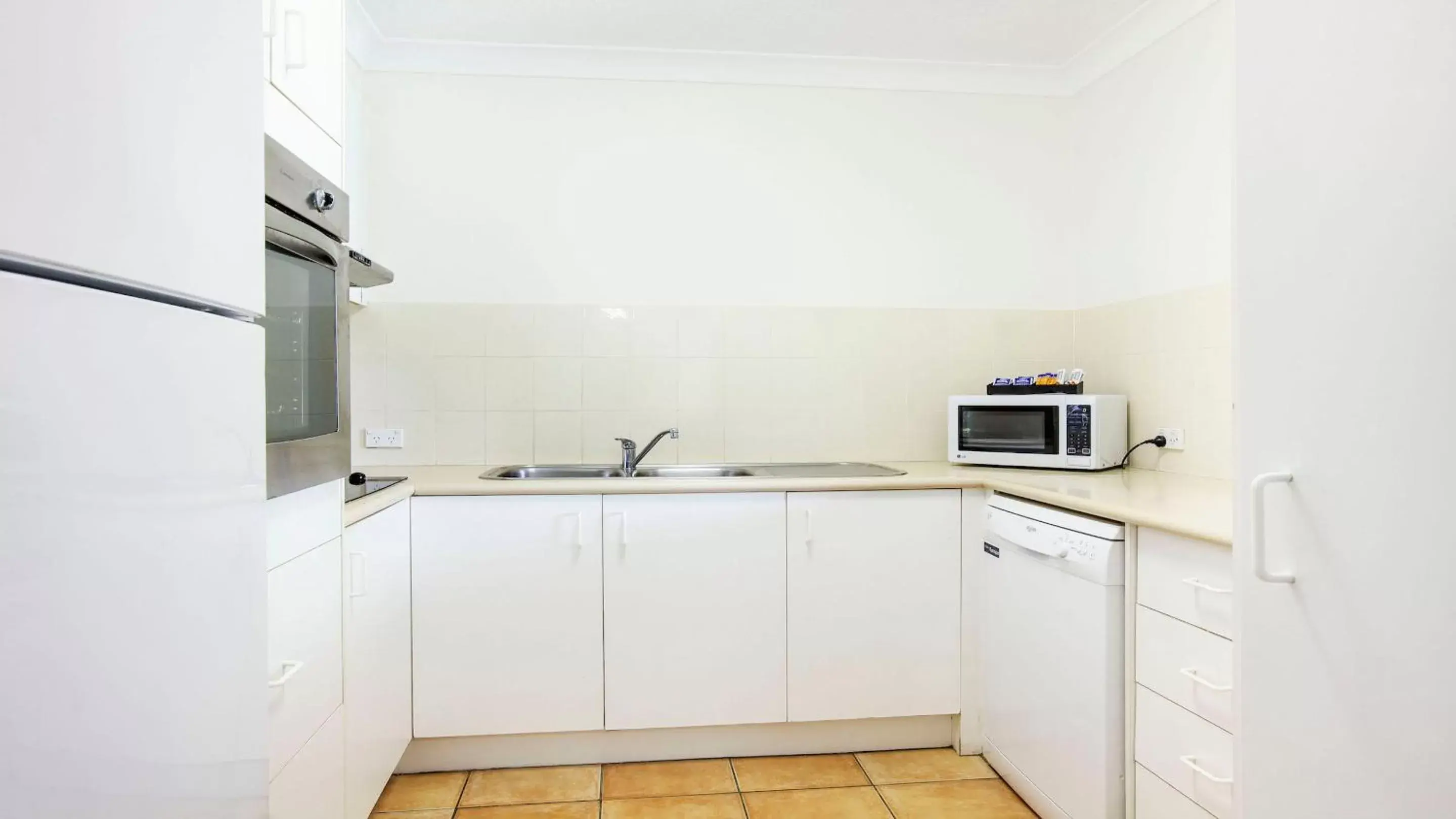 Kitchen/Kitchenette in Mari Court Resort