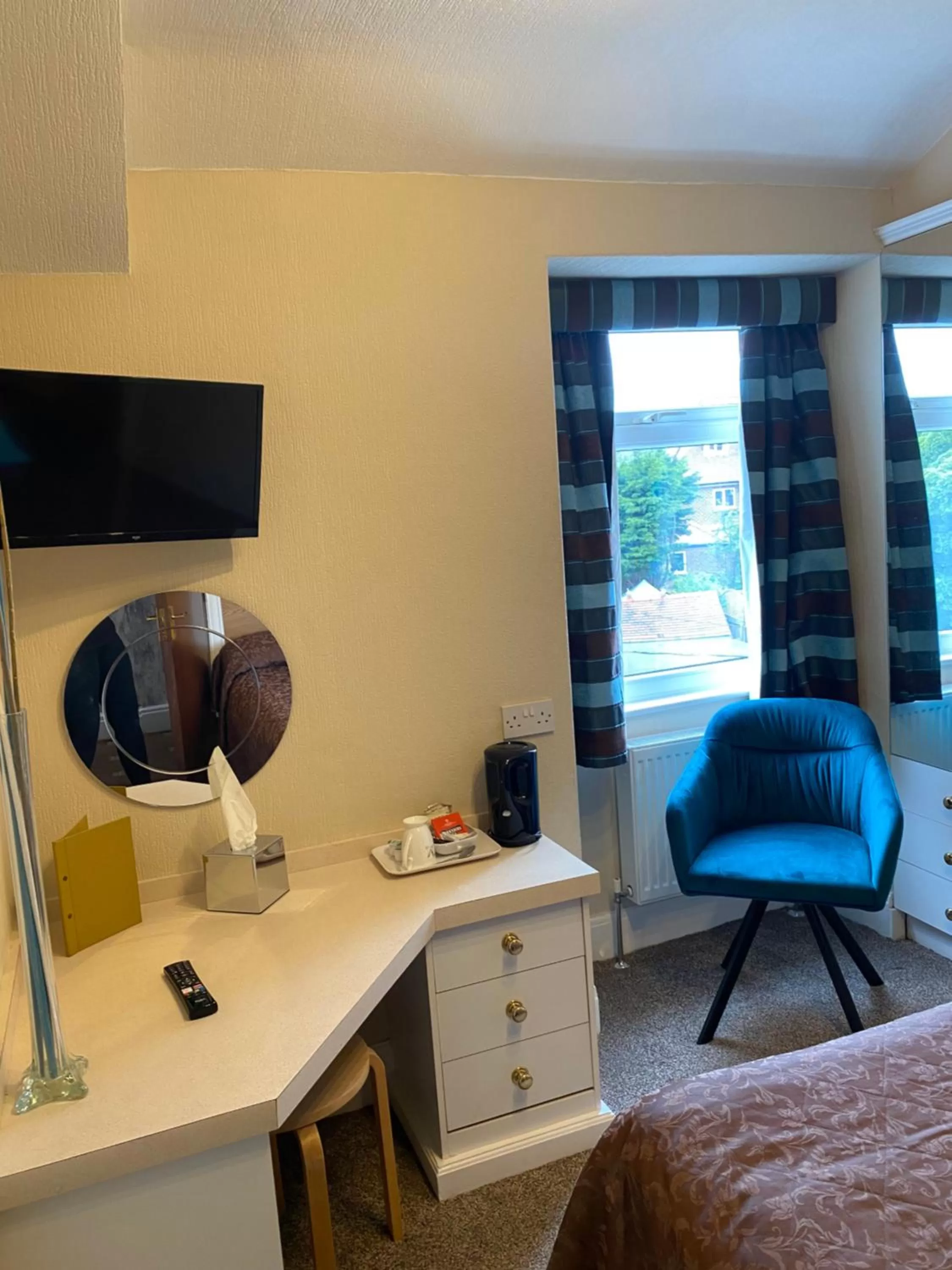 Bedroom, Bed in Park Manor Hotel