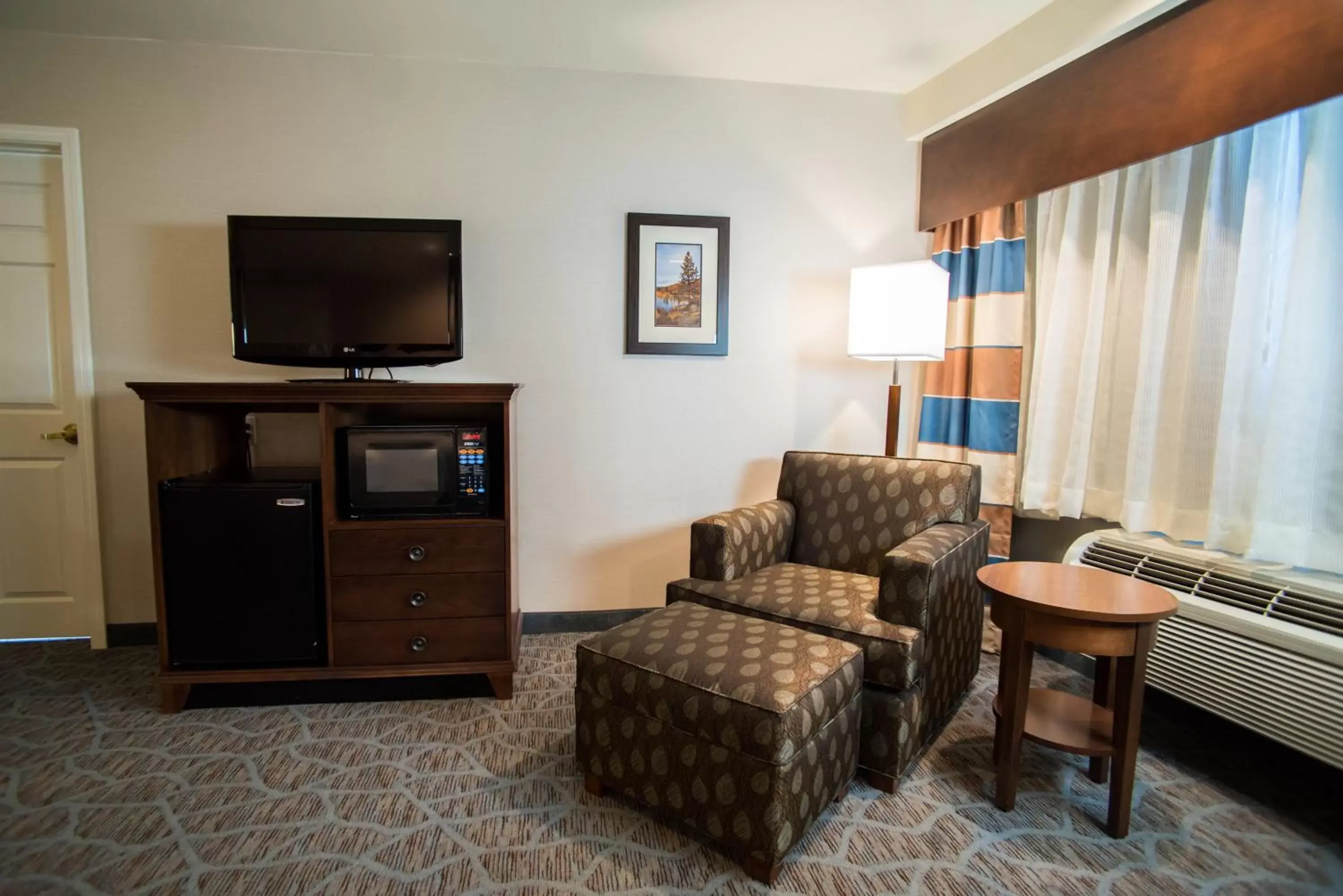 Photo of the whole room, TV/Entertainment Center in Holiday Inn Express South Lake Tahoe, an IHG Hotel