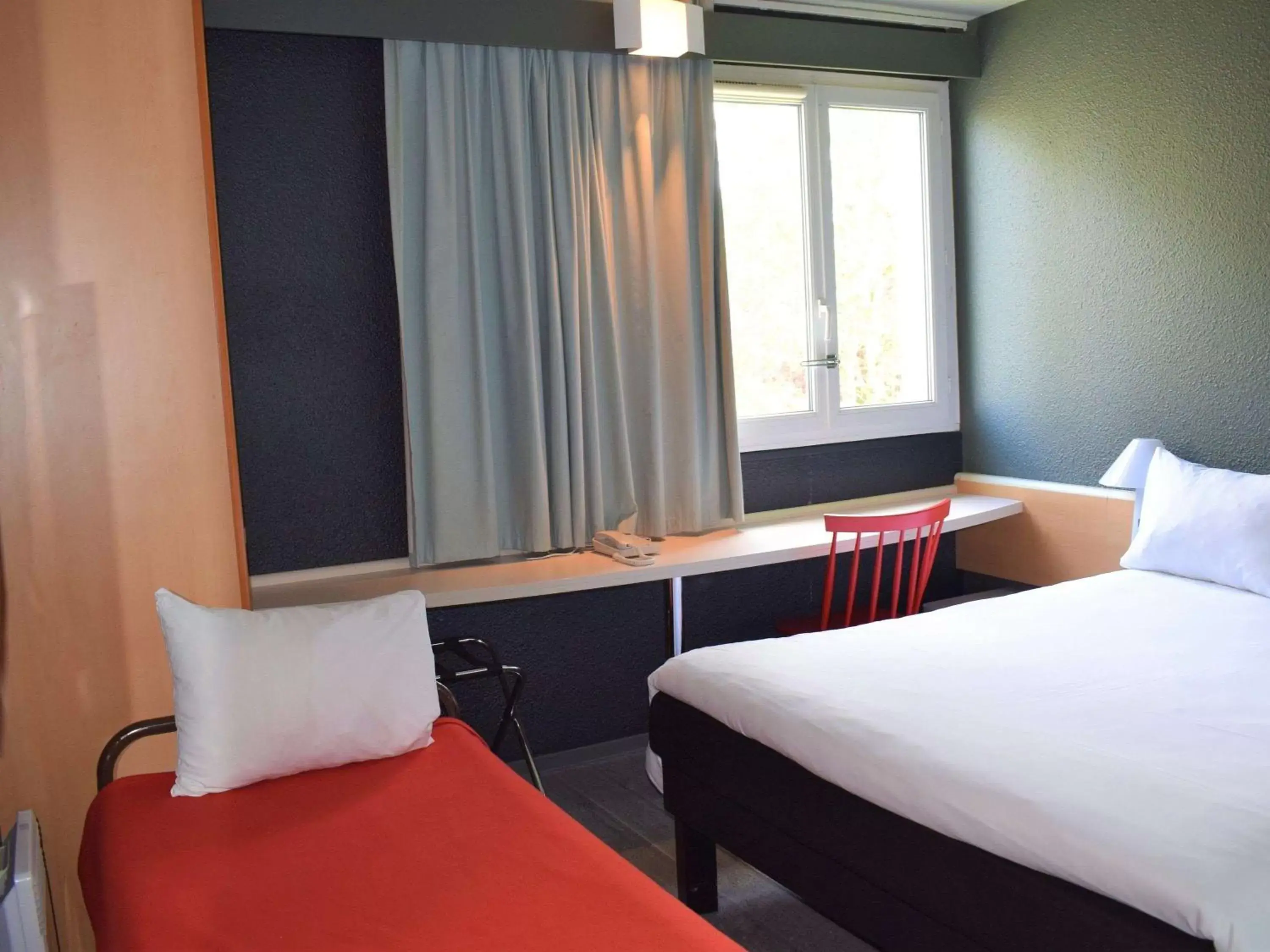 Photo of the whole room, Bed in ibis Chartres Ouest Luce