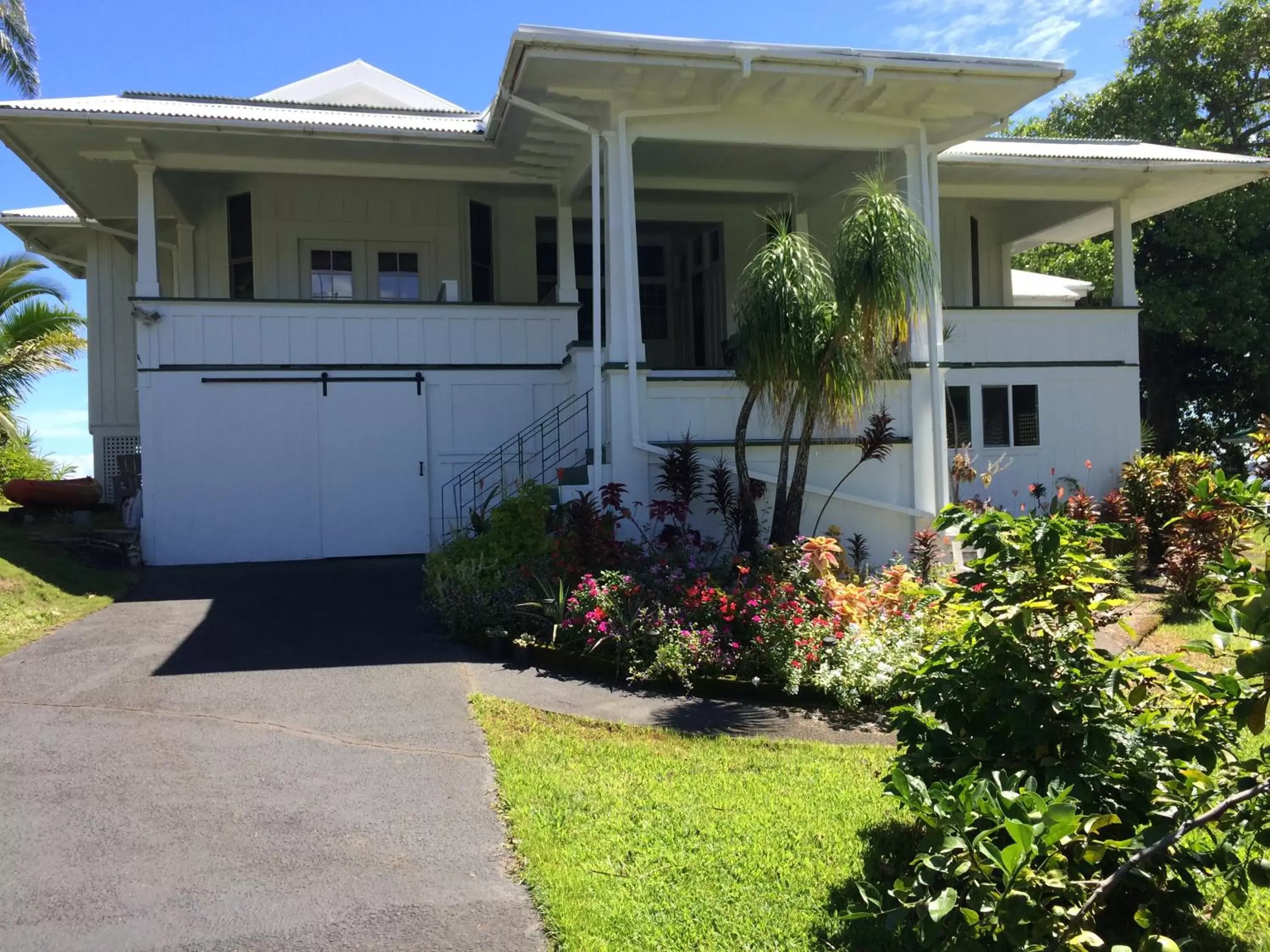 Property Building in Hilo Bay Oceanfront Bed and Breakfast