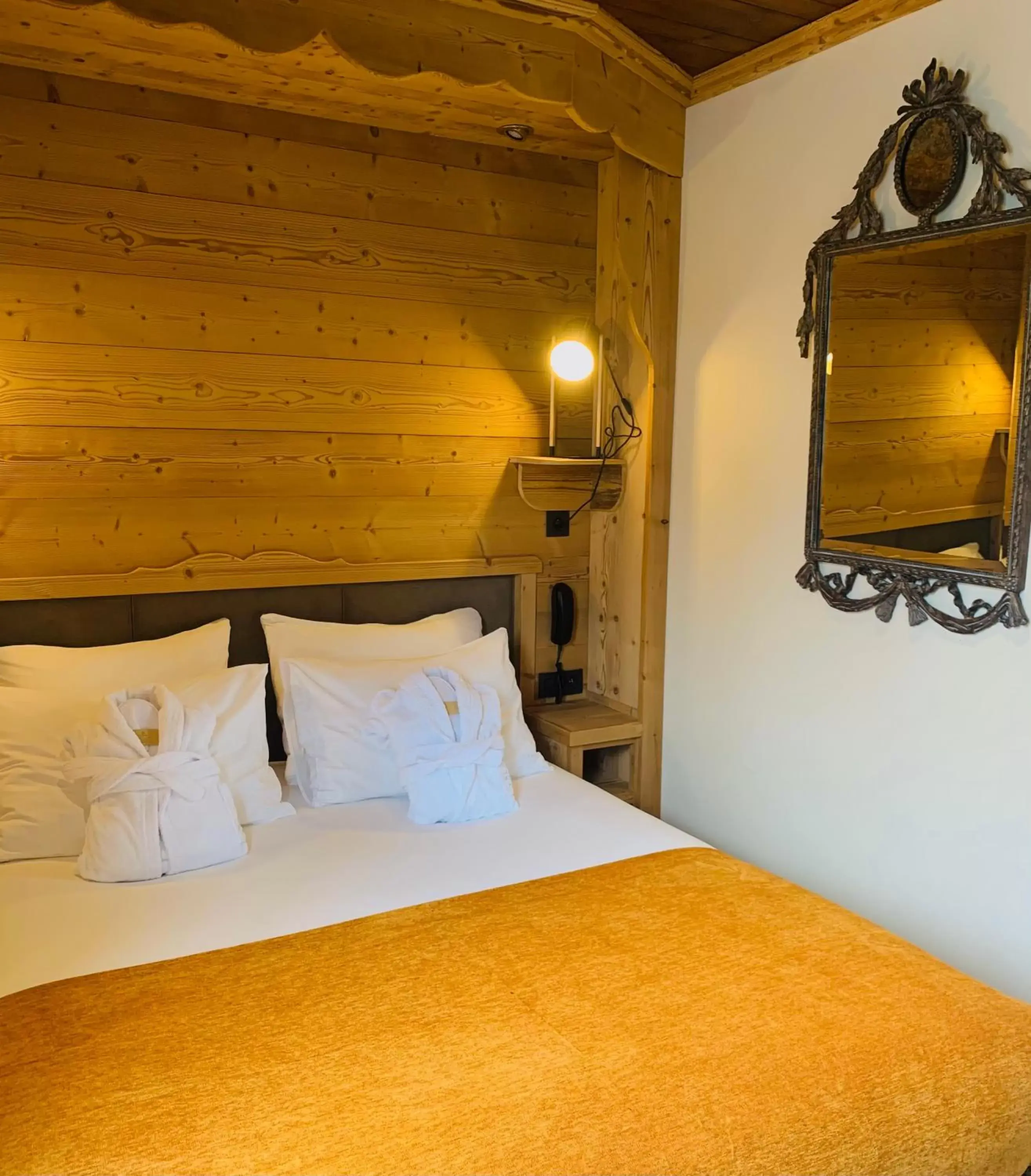 Photo of the whole room, Bed in Coeur des Neiges