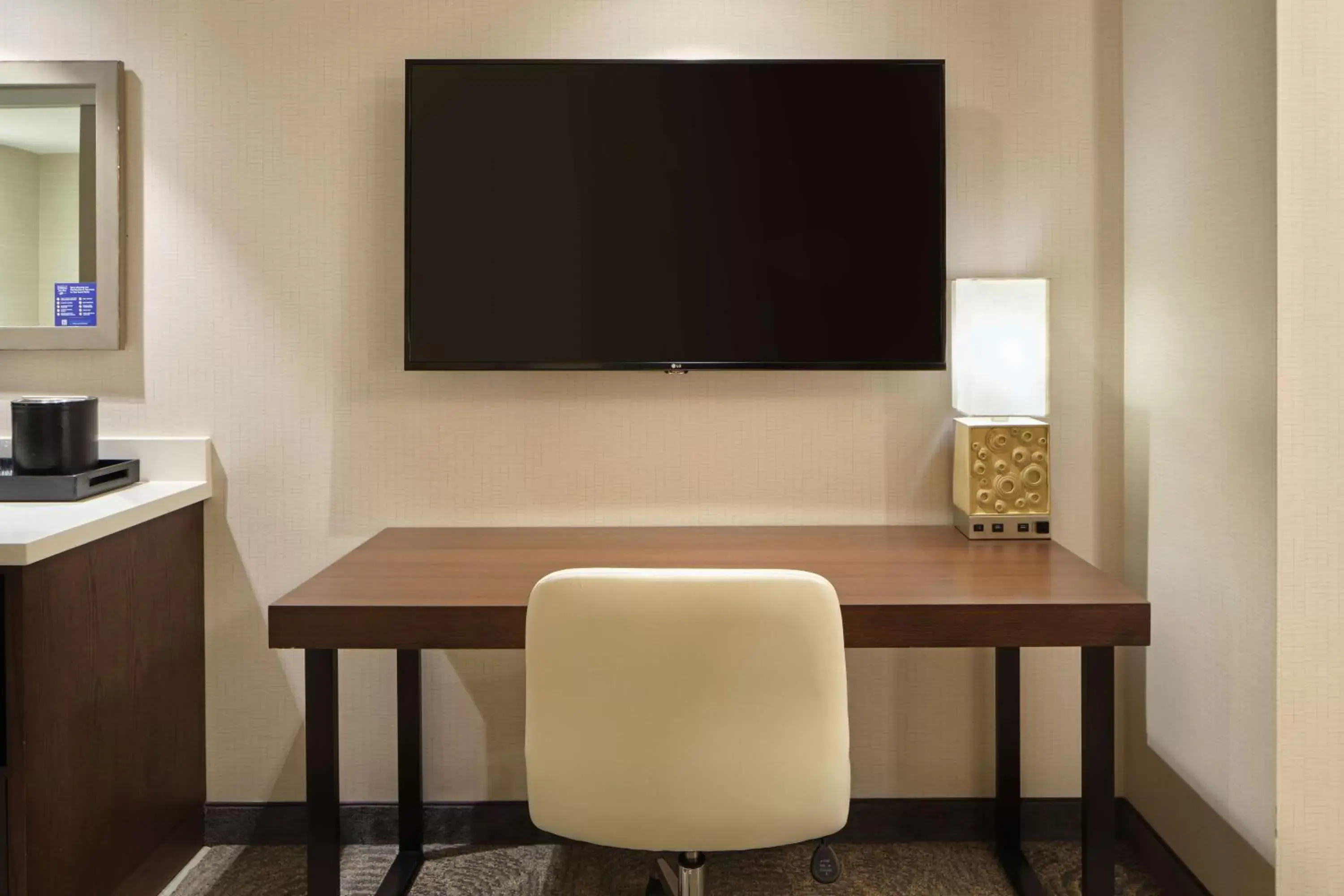 Bed, TV/Entertainment Center in Embassy Suites By Hilton Oahu Kapolei - FREE Breakfast