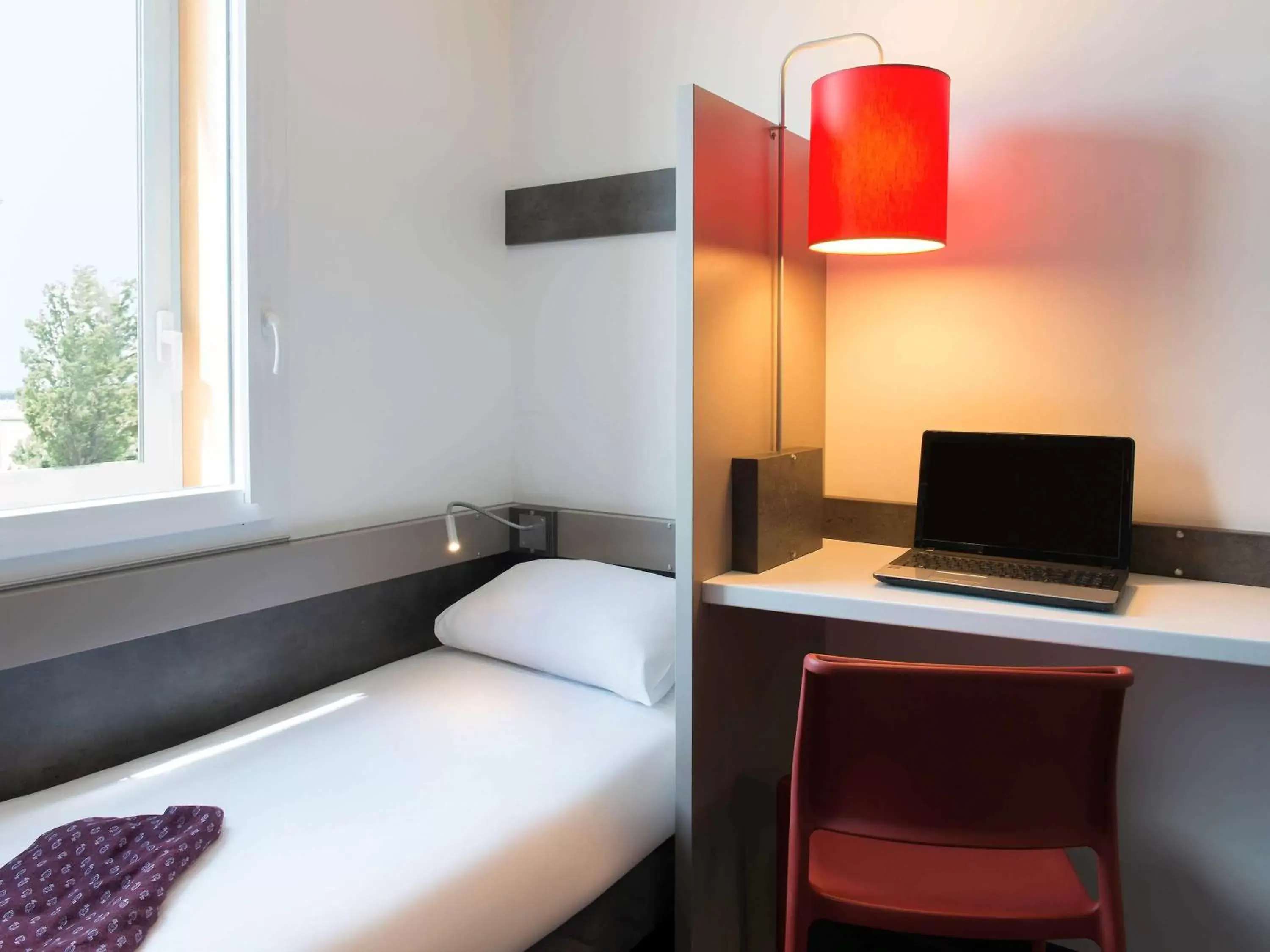 Photo of the whole room, TV/Entertainment Center in ibis budget Aéroport Lyon Saint Exupéry