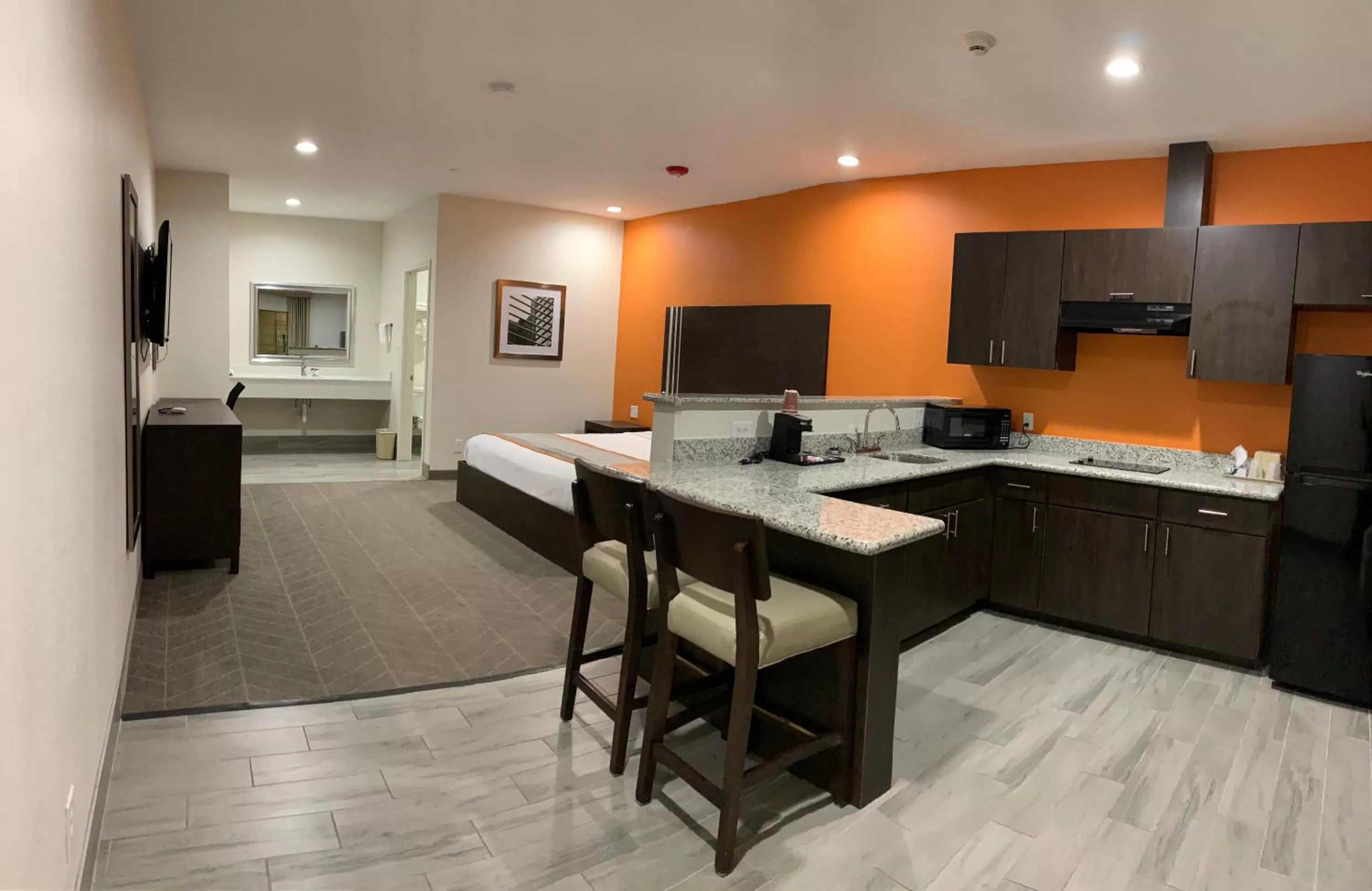 Kitchen or kitchenette in Scottish Inn & Suites - IAH Airport