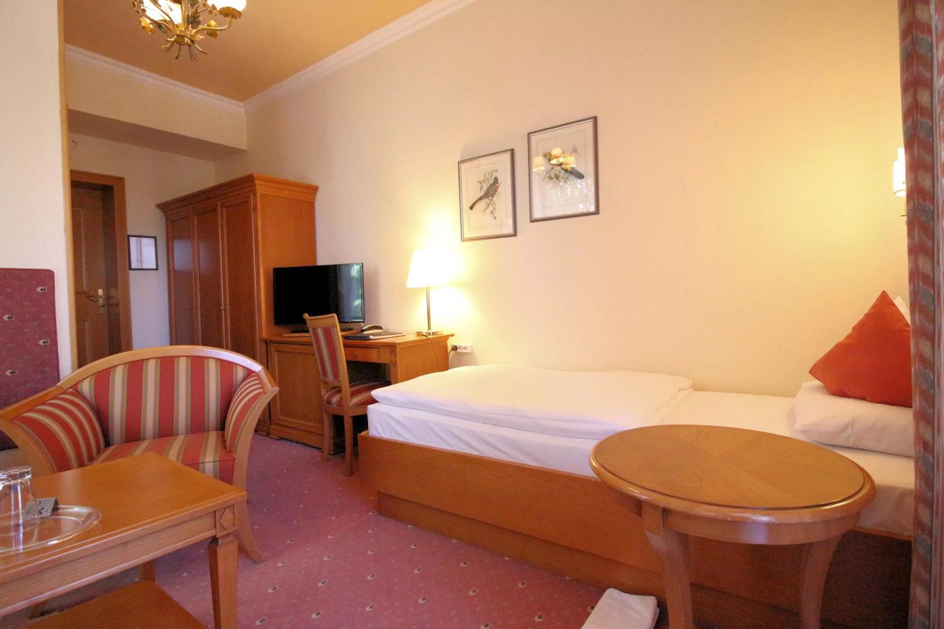 Photo of the whole room, Bed in Reindl's Partenkirchener Hof