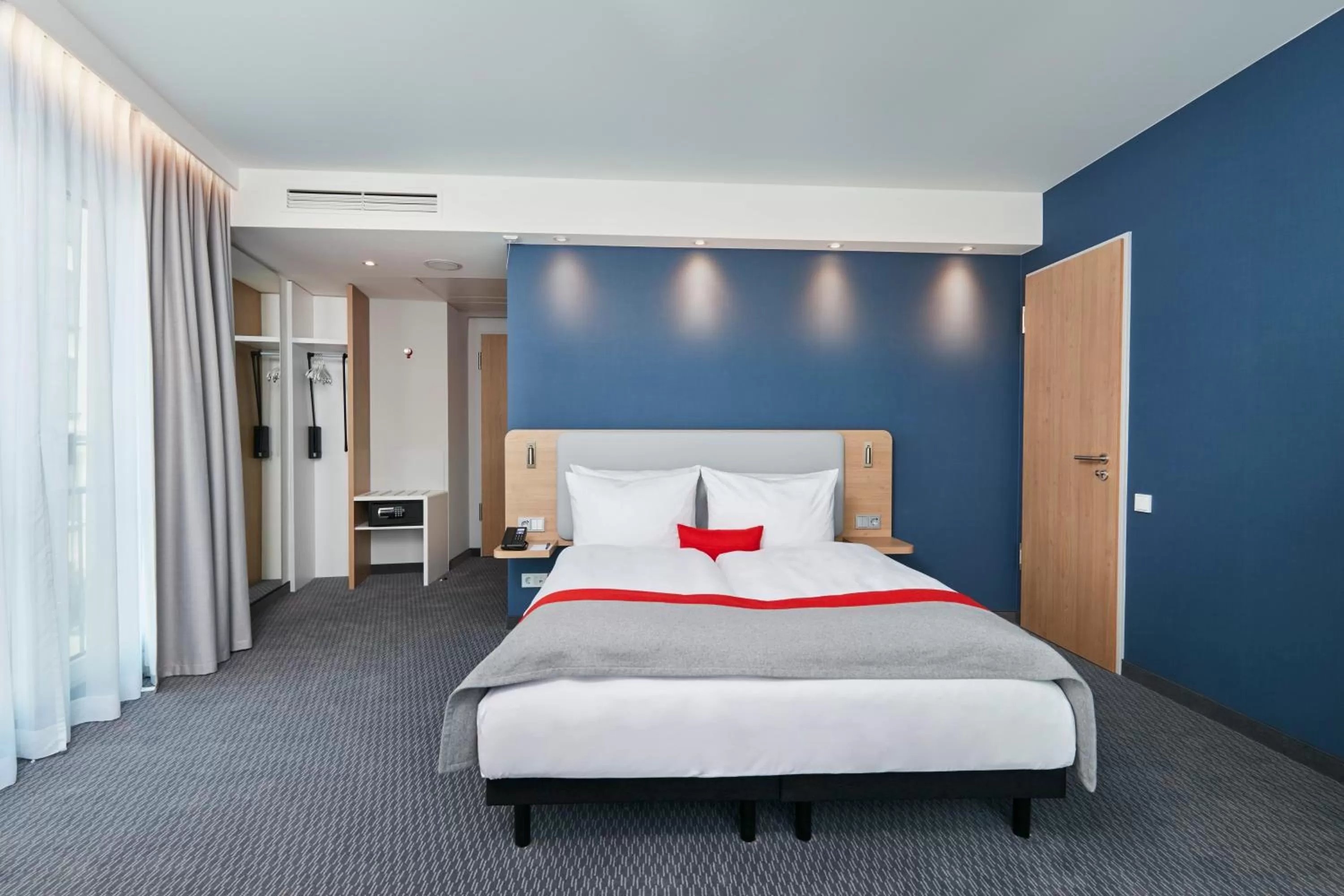 Photo of the whole room, Bed in Holiday Inn Express - Berlin - Alexanderplatz by IHG