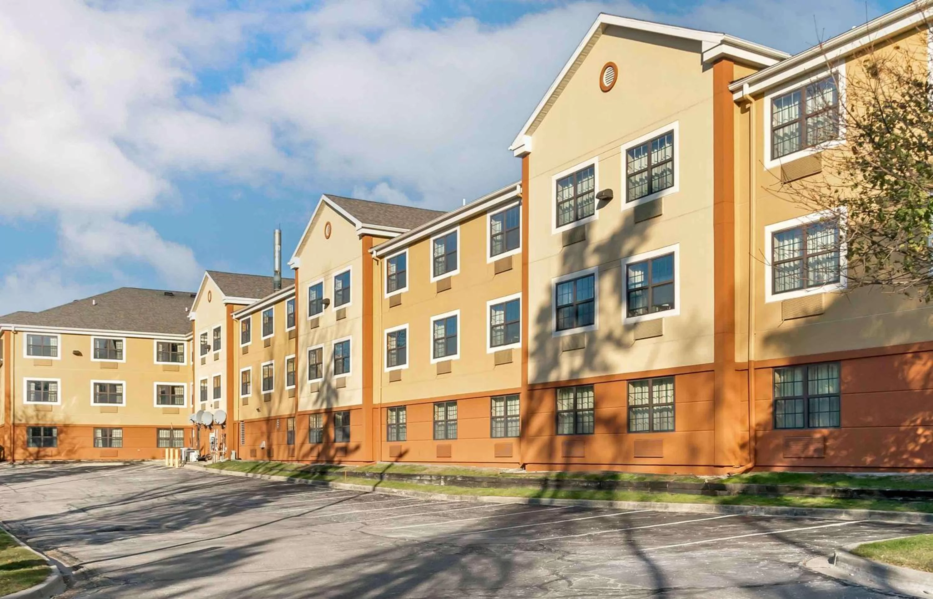 Property building in Extended Stay America Select Suites - Detroit - Farmington Hills