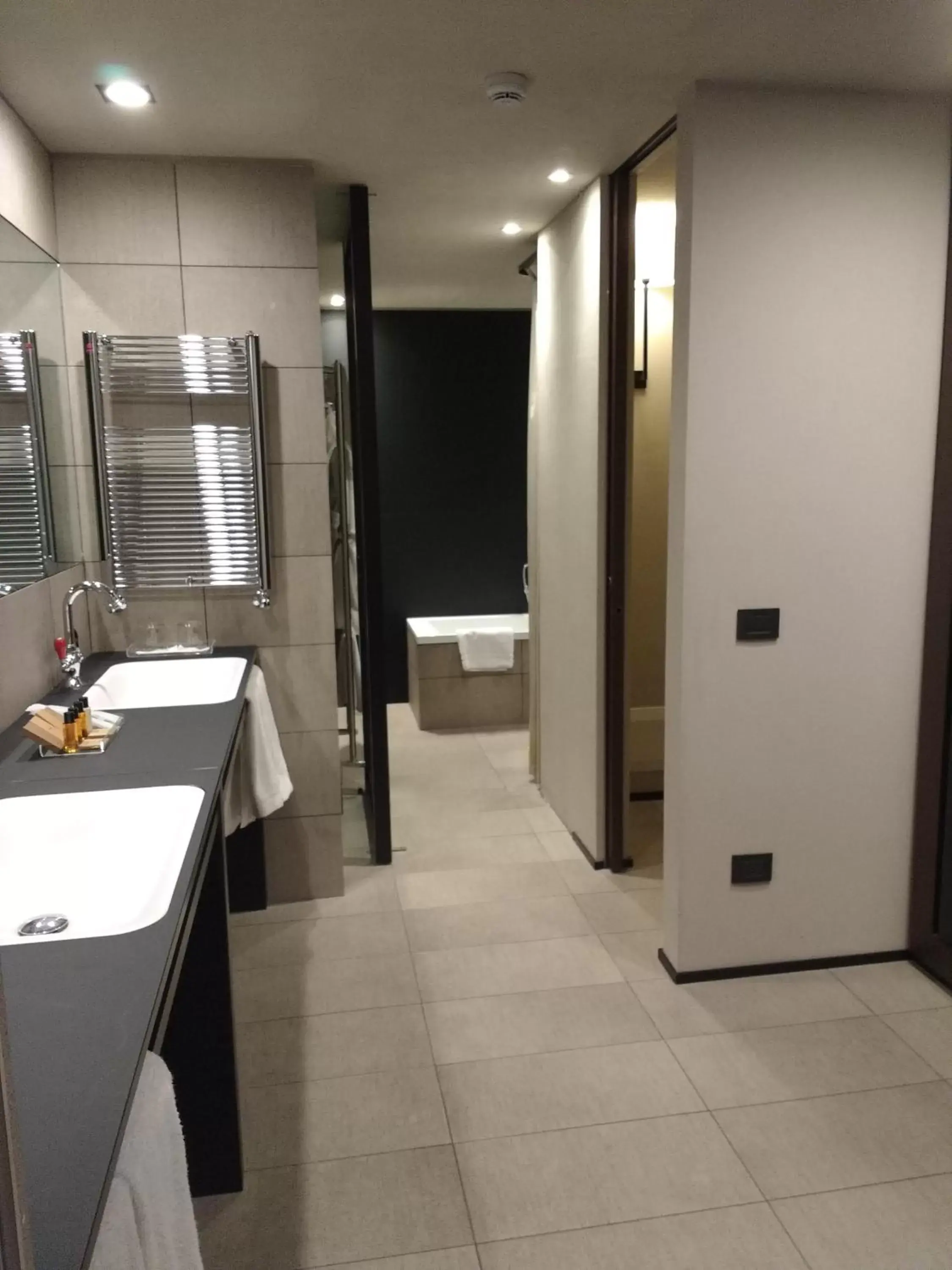 Bathroom in iH Hotels Milano Ambasciatori