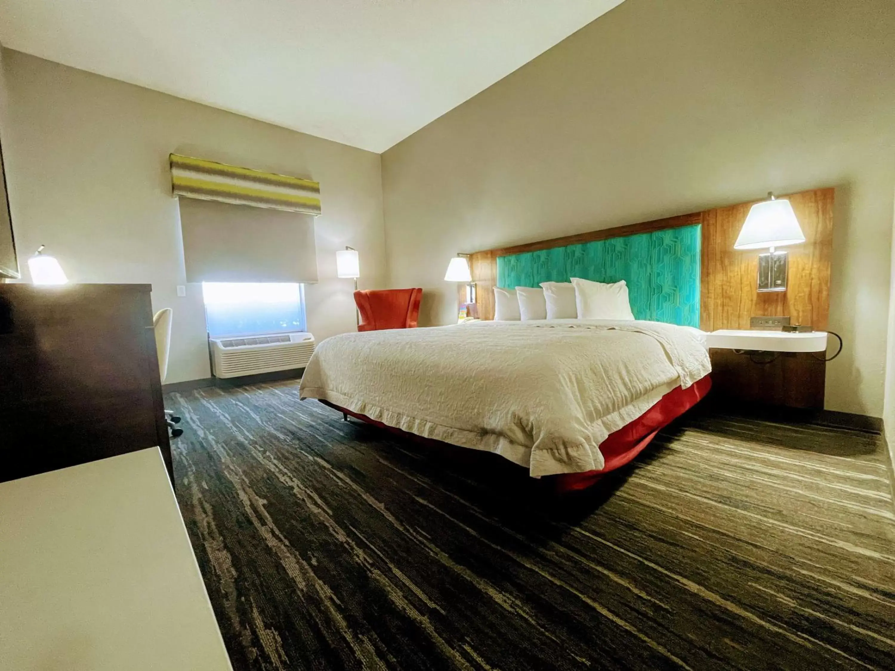 Bed in Hampton Inn & Suites Pensacola I-10 N at University Town Plaza