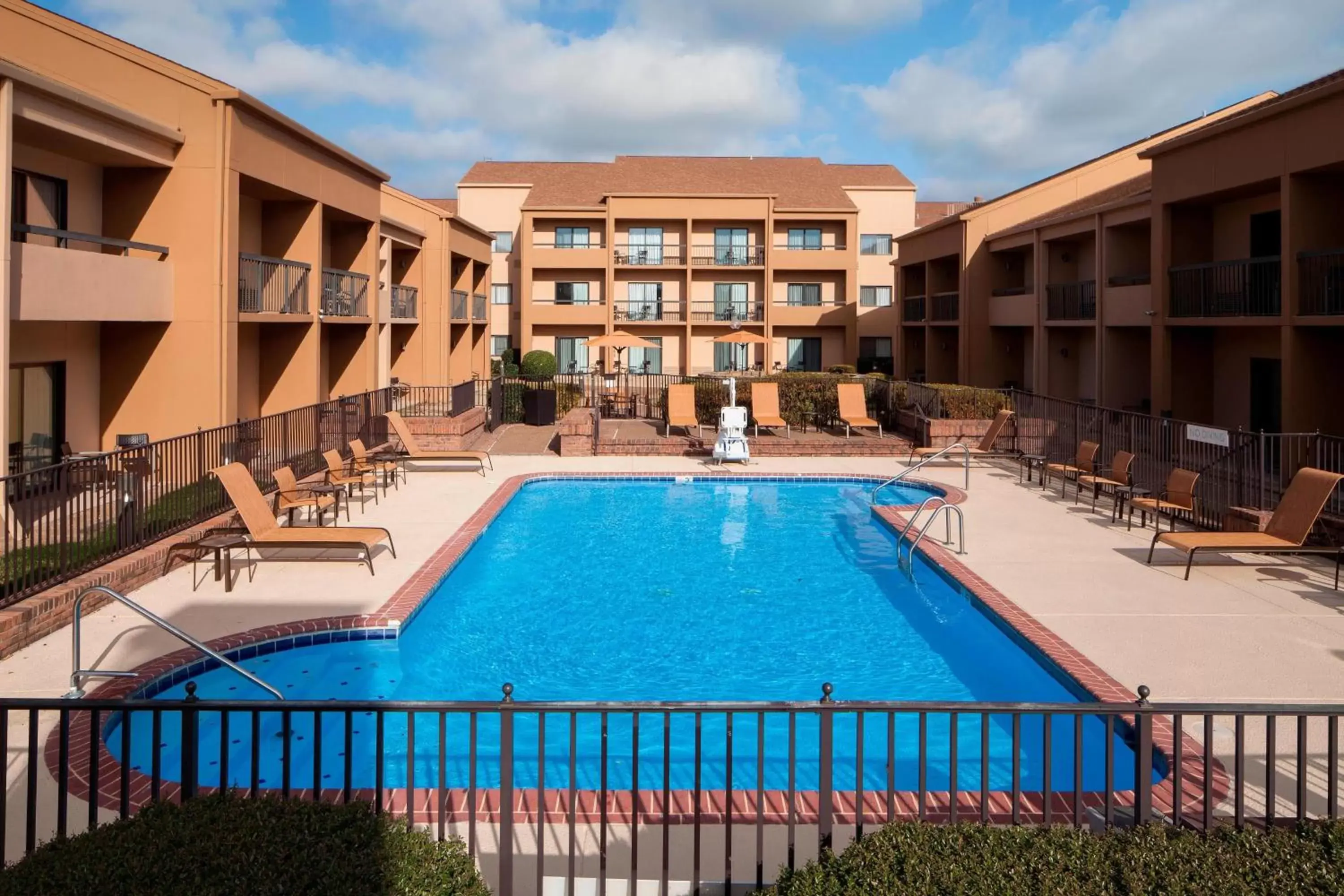 Swimming pool, Pool View in Courtyard by Marriott Memphis Airport