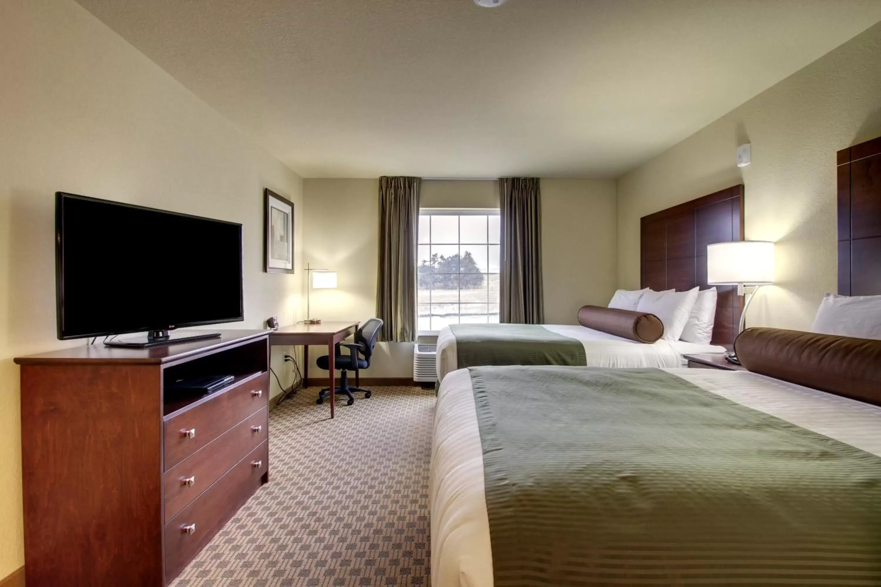 Bedroom, TV/Entertainment Center in Cobblestone Hotel & Suites Pulaski/Green Bay