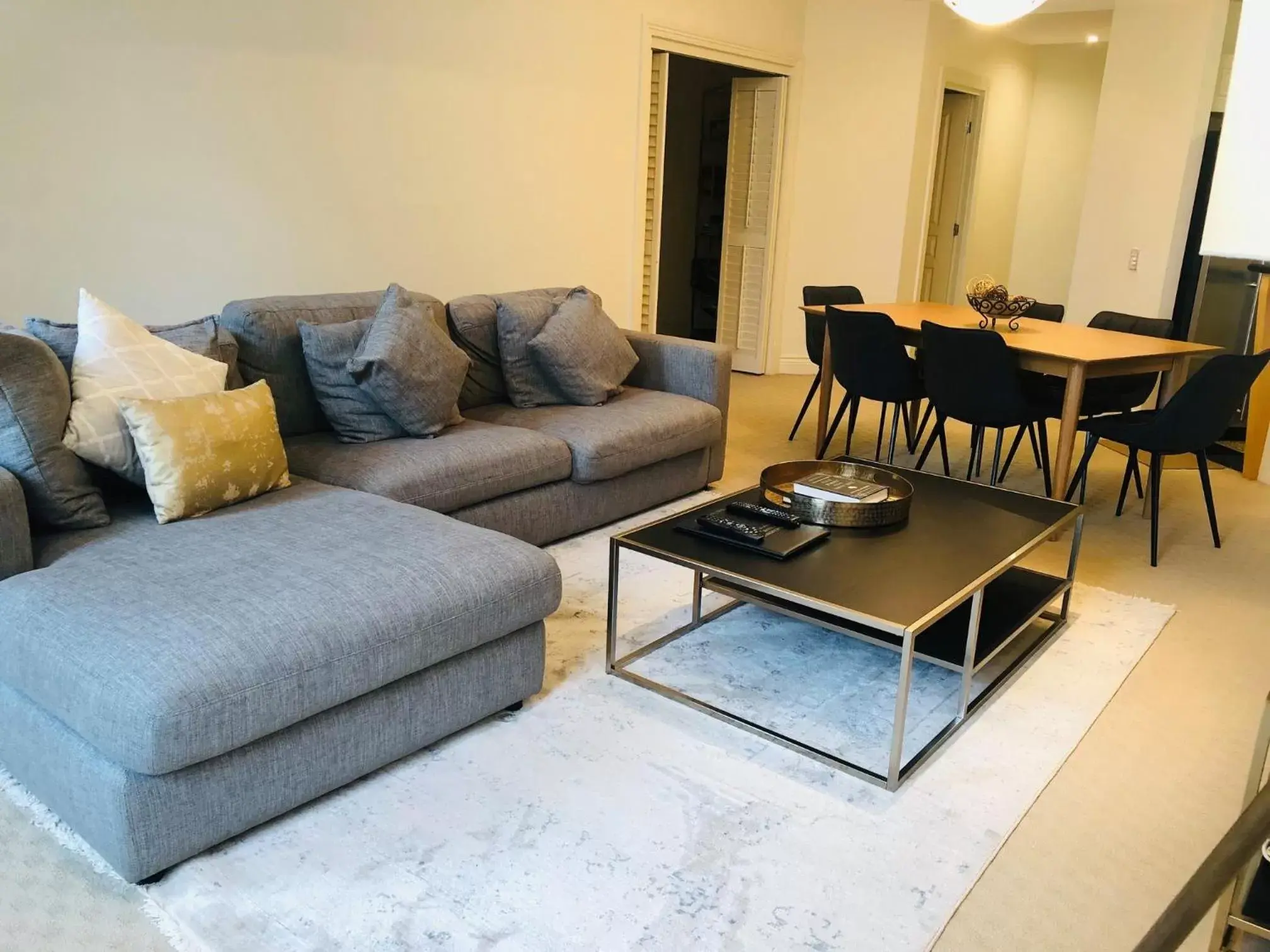 Living room, Seating Area in MacArthur Chambers