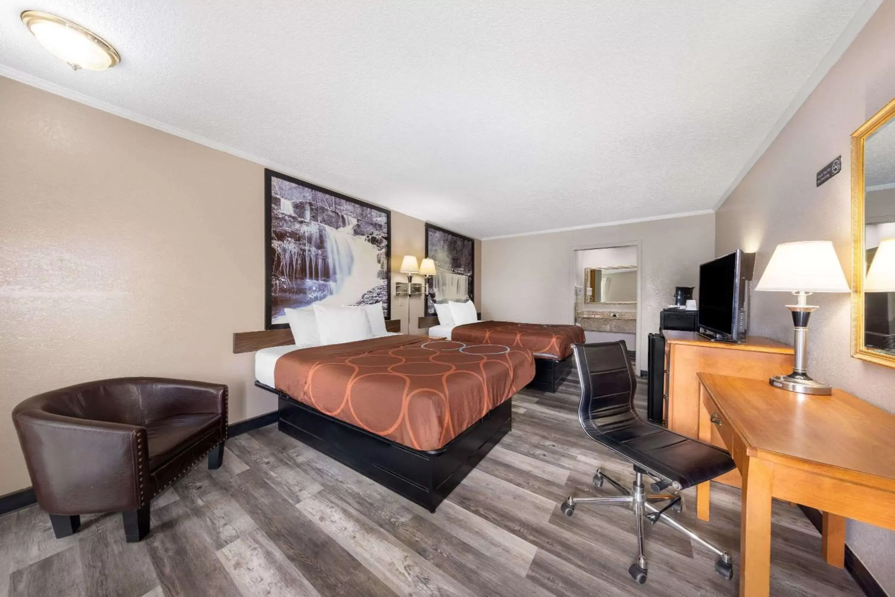 Bedroom, Seating Area in Super 8 by Wyndham Kansas City Airport North