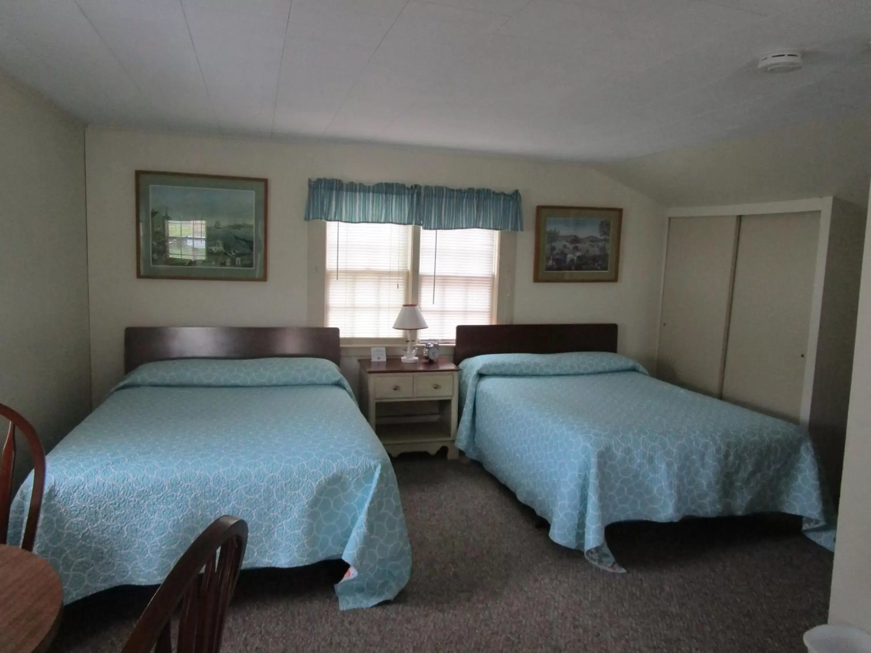 Bed in Shea's Riverside Inn & Motel