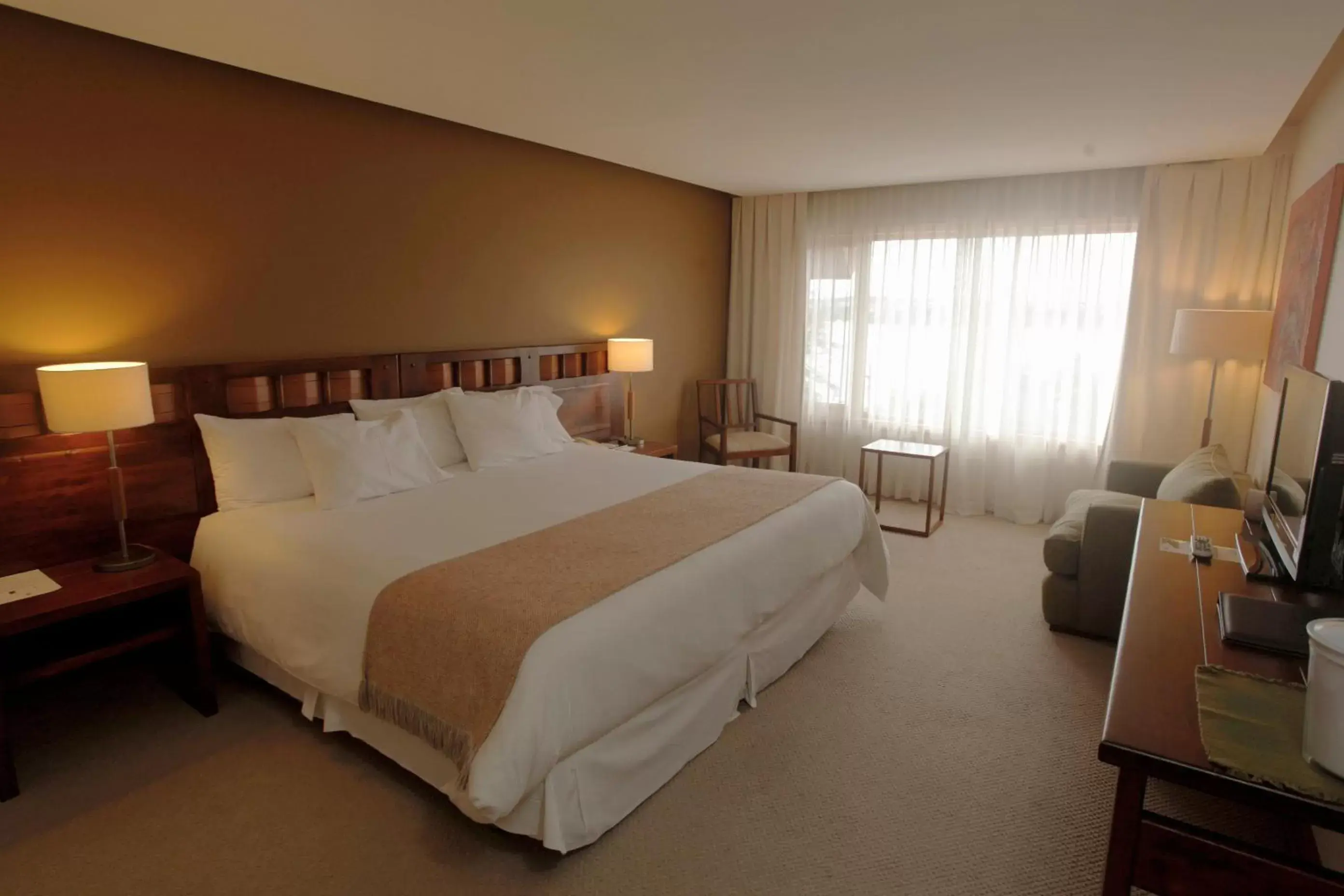 Bedroom, Bed in Hotel Cumbres Puerto Varas