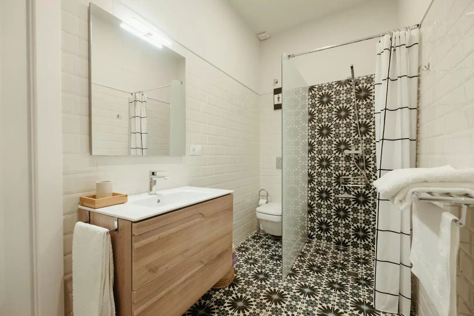 Shower, Bathroom in Casa Victoire Ayamonte