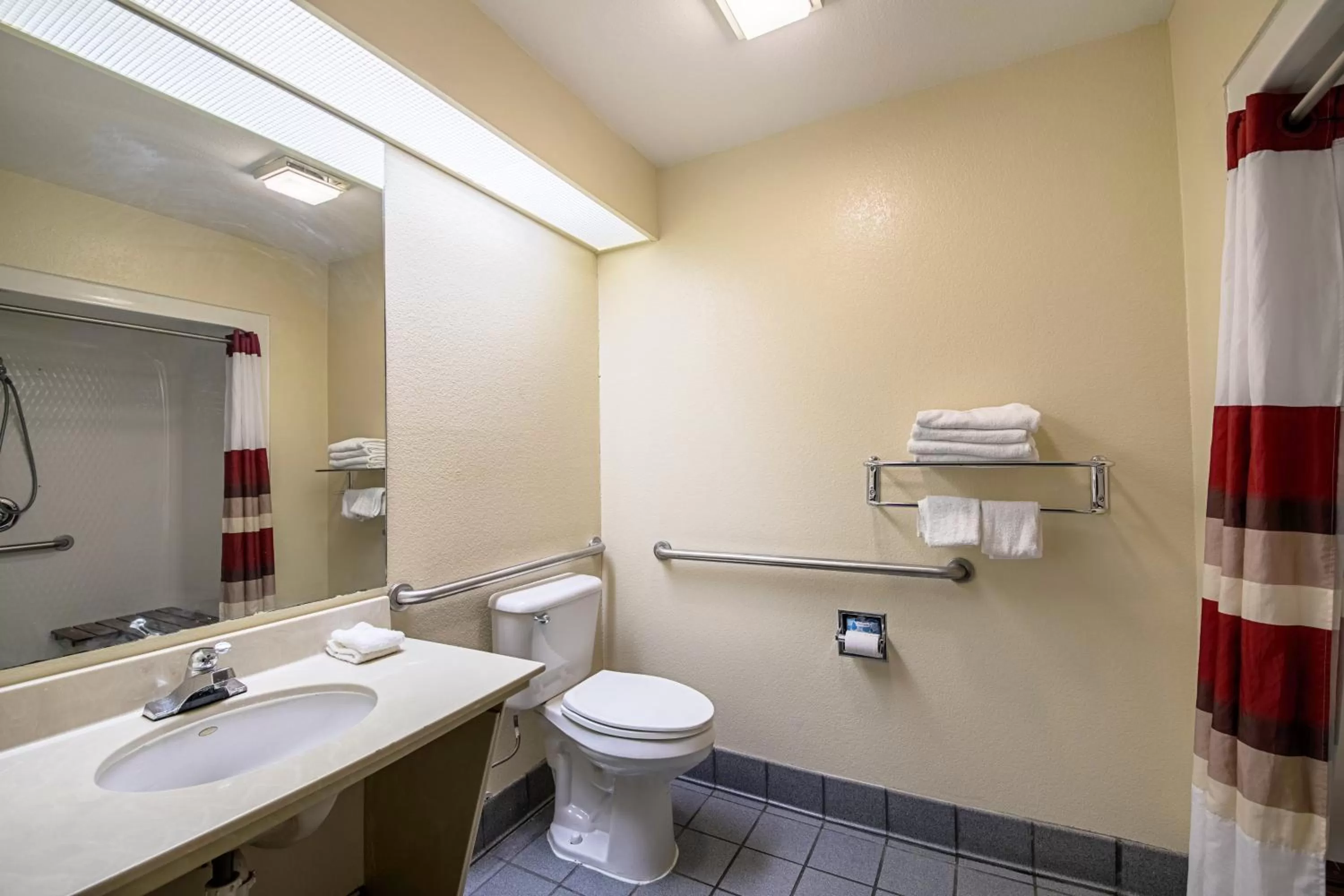 Bathroom in Red Roof Inn San Marcos