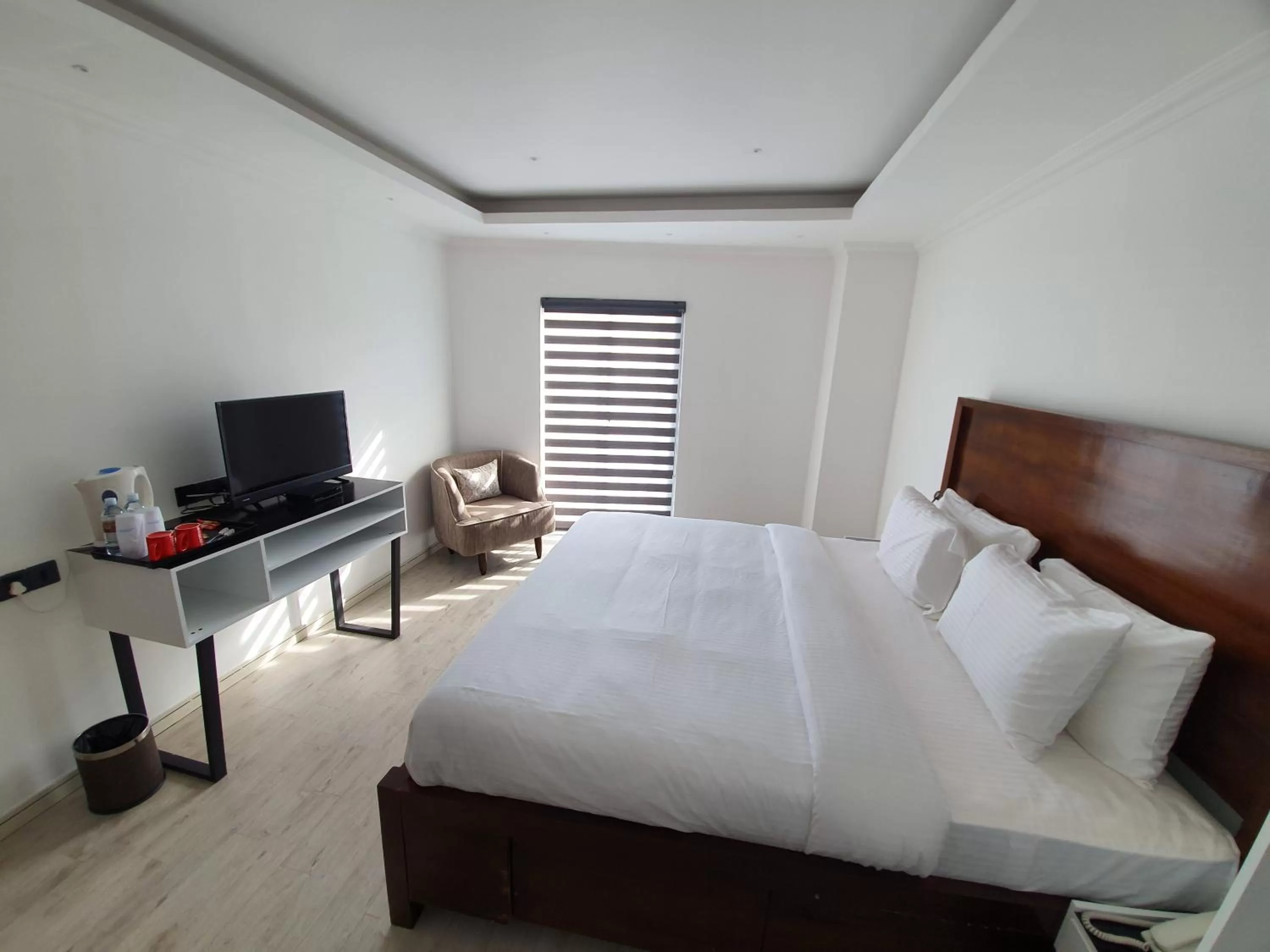 Photo of the whole room, Bed in Bed Station 210