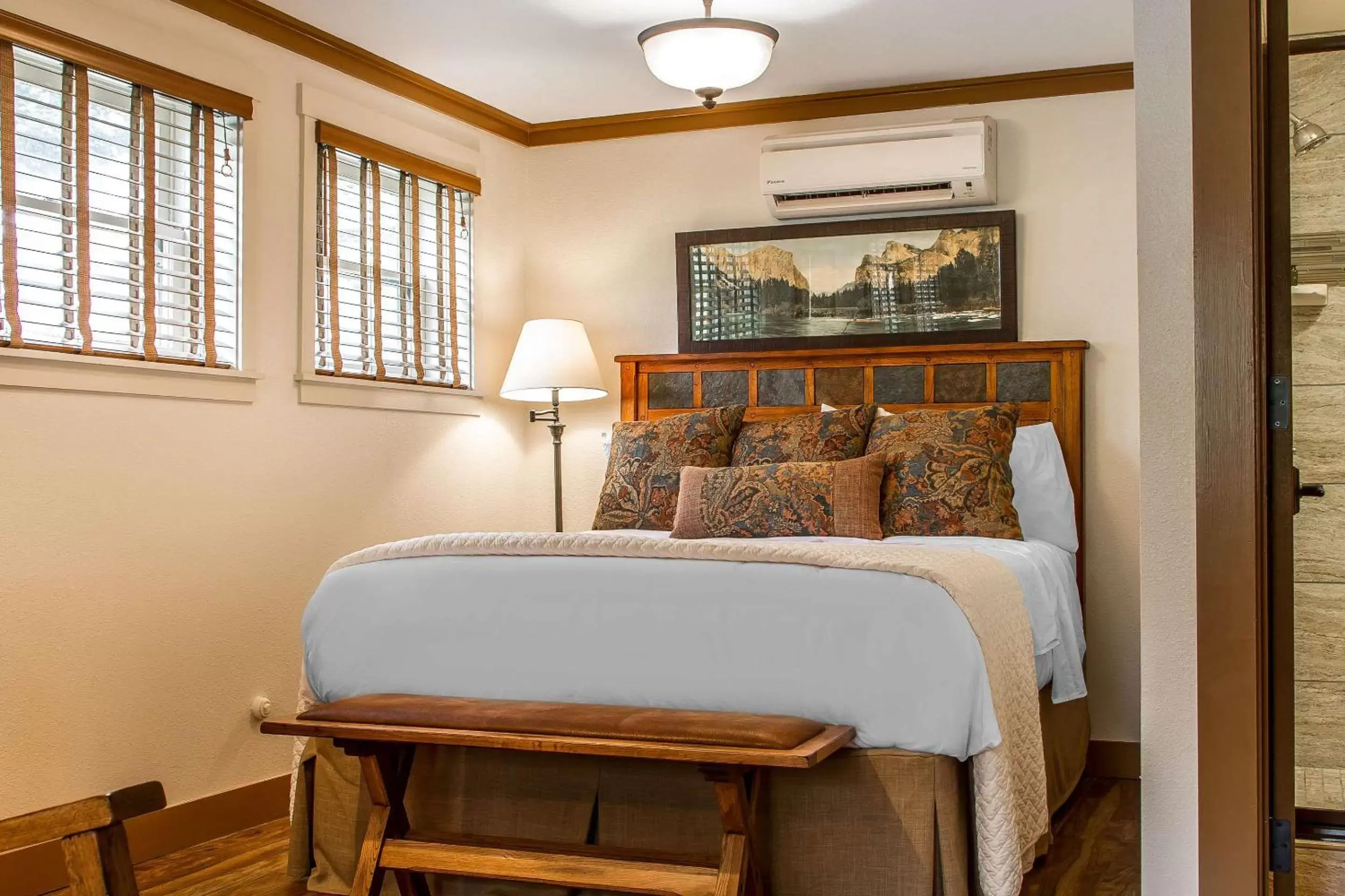 Photo of the whole room, Bed in Sierra Sky Ranch, Ascend Hotel Collection