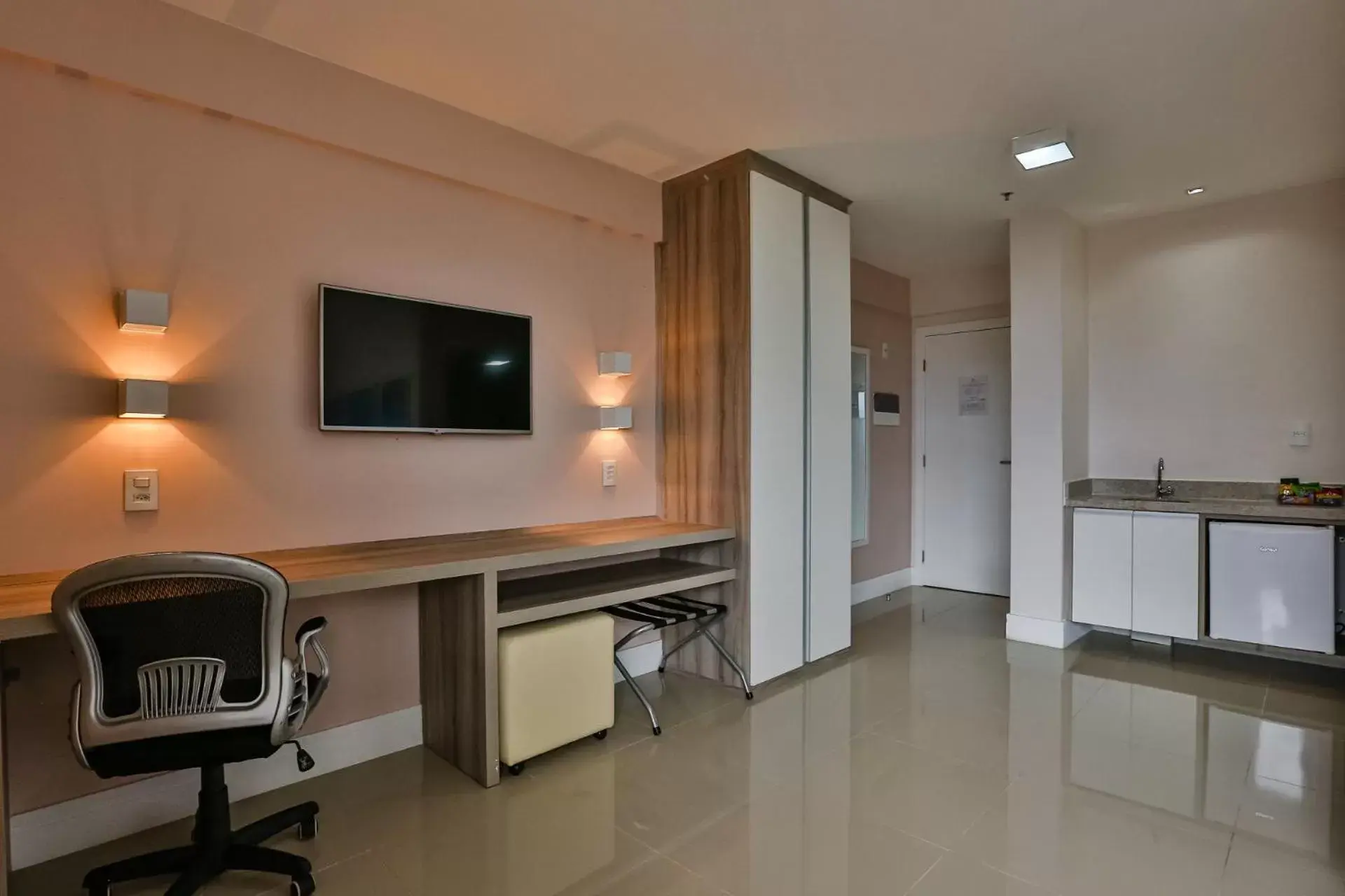 TV and multimedia, TV/Entertainment Center in Ramada Hotel & Suites Campos Pelinca