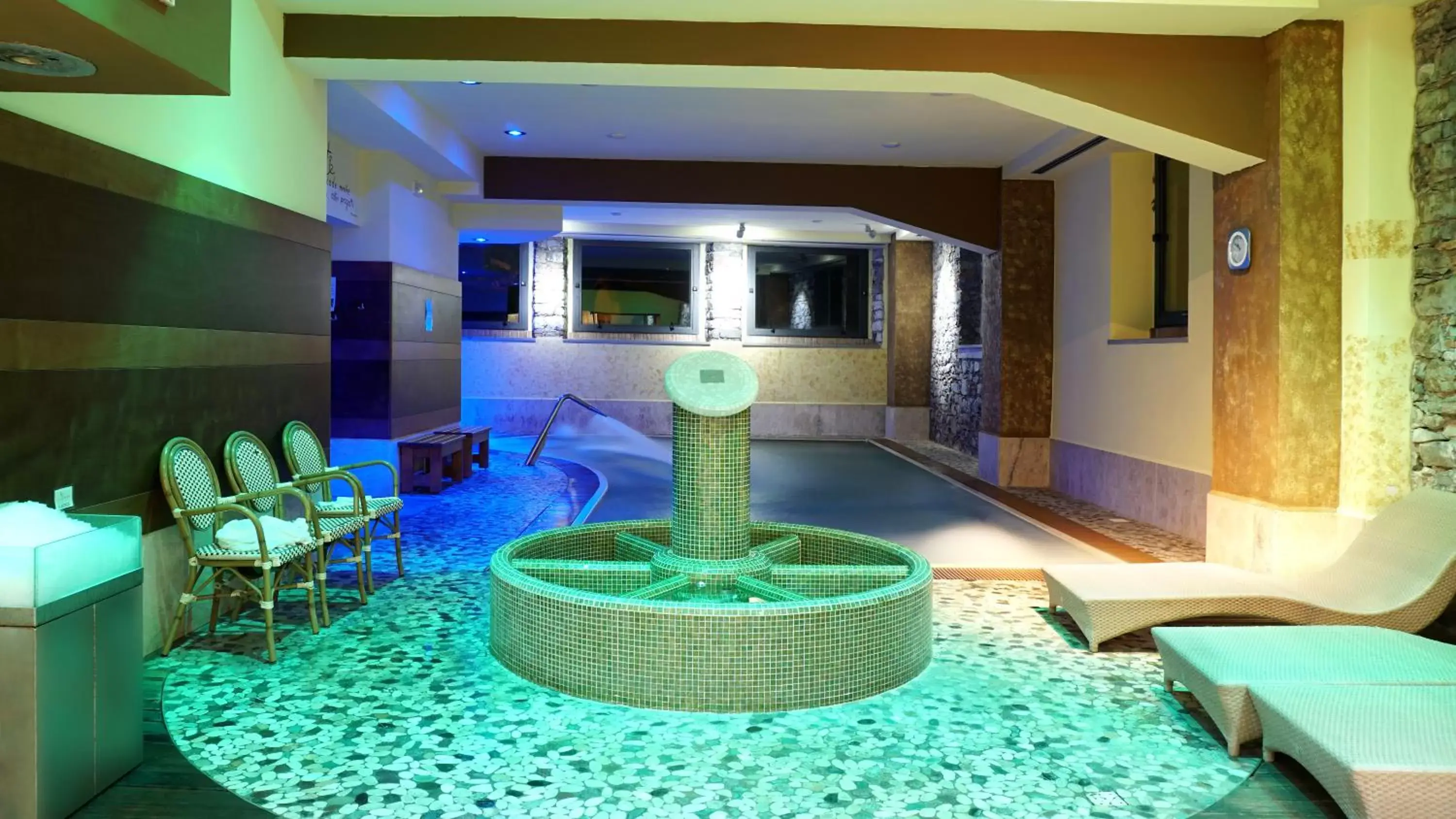 Hot Tub, Swimming Pool in Hotel Lovere Resort & Spa