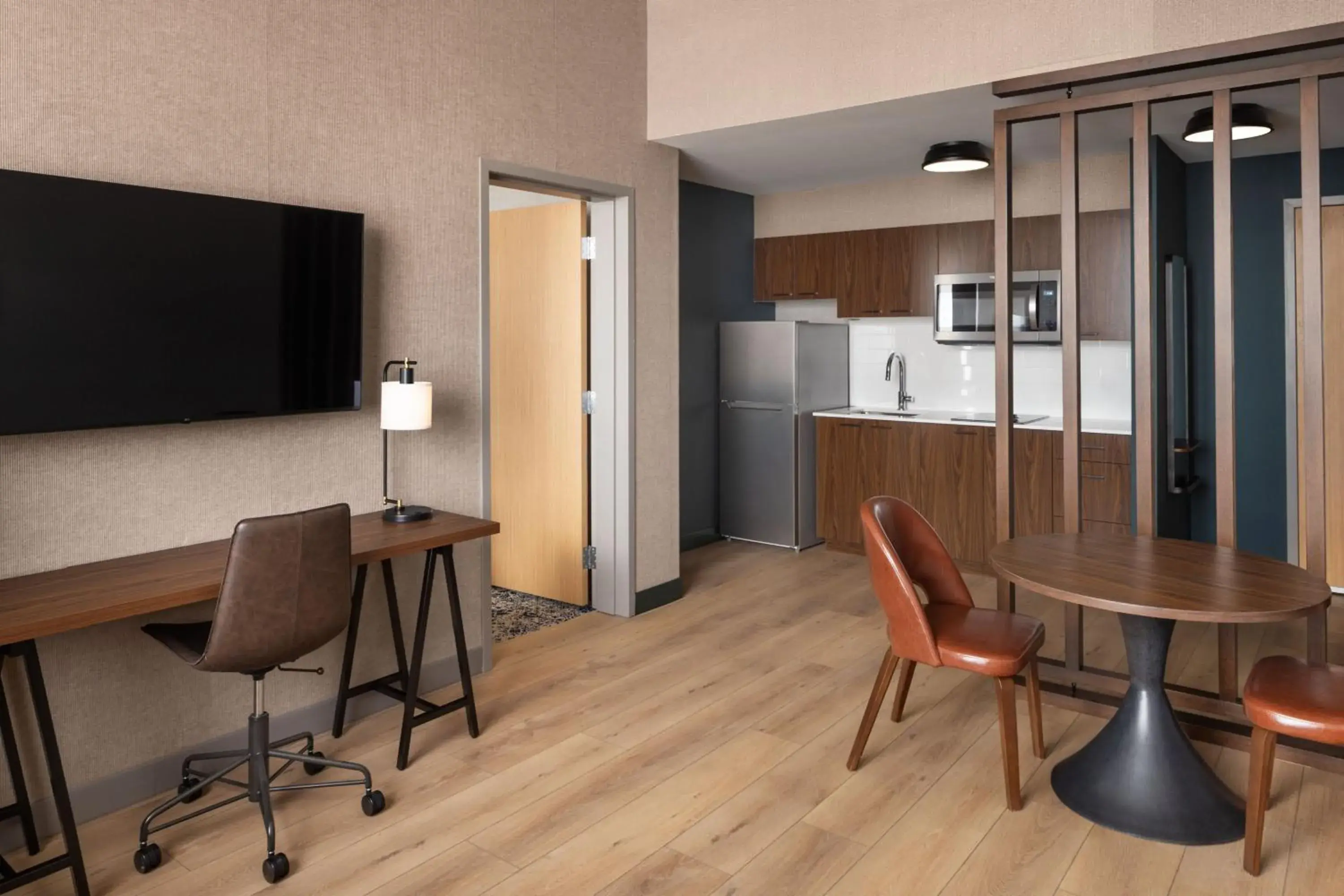 Kitchen or kitchenette, TV/Entertainment Center in Four Points by Sheraton Penticton at the Convention Centre