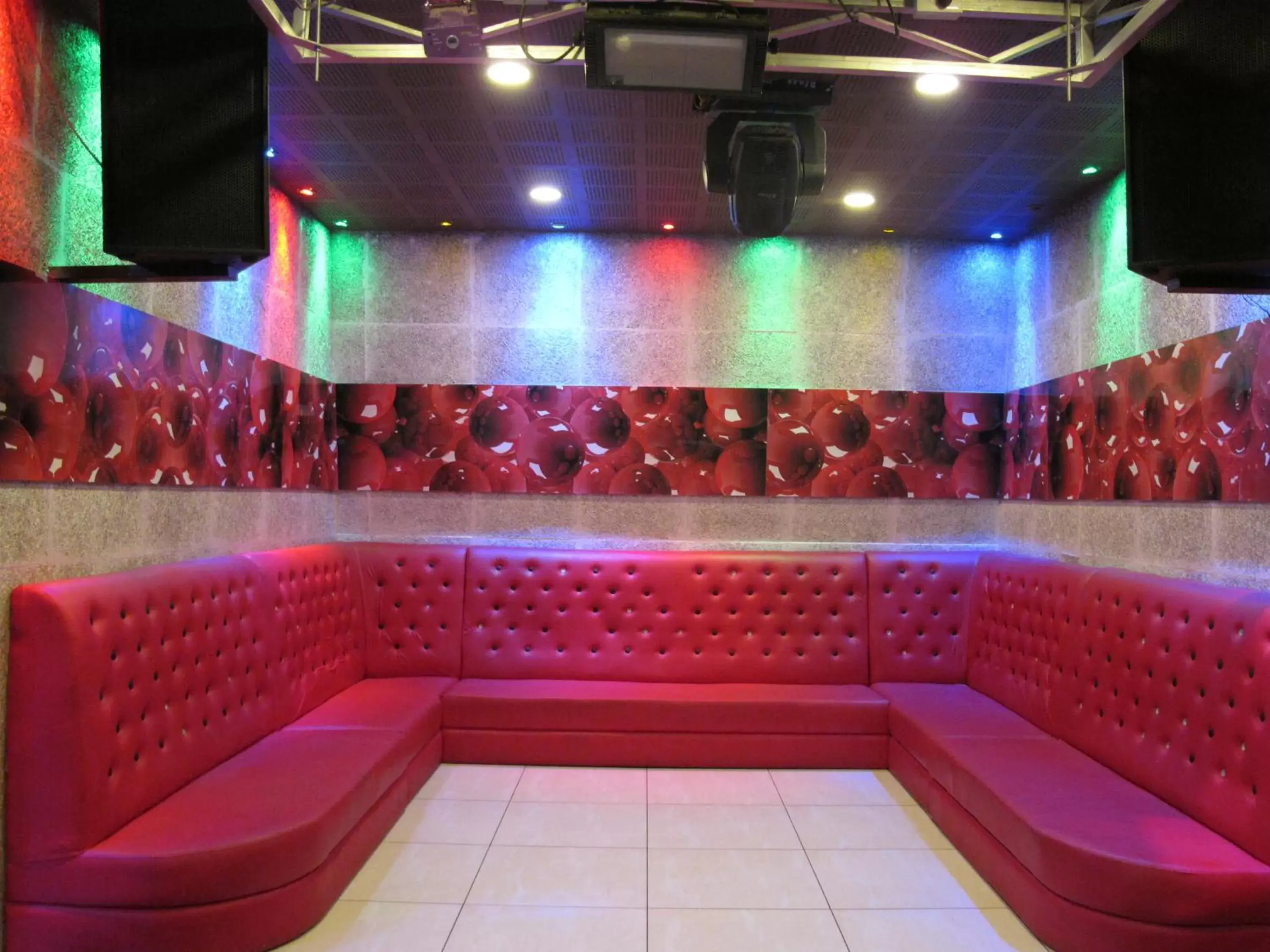 Nightclub / DJ in TGI Apple Inn