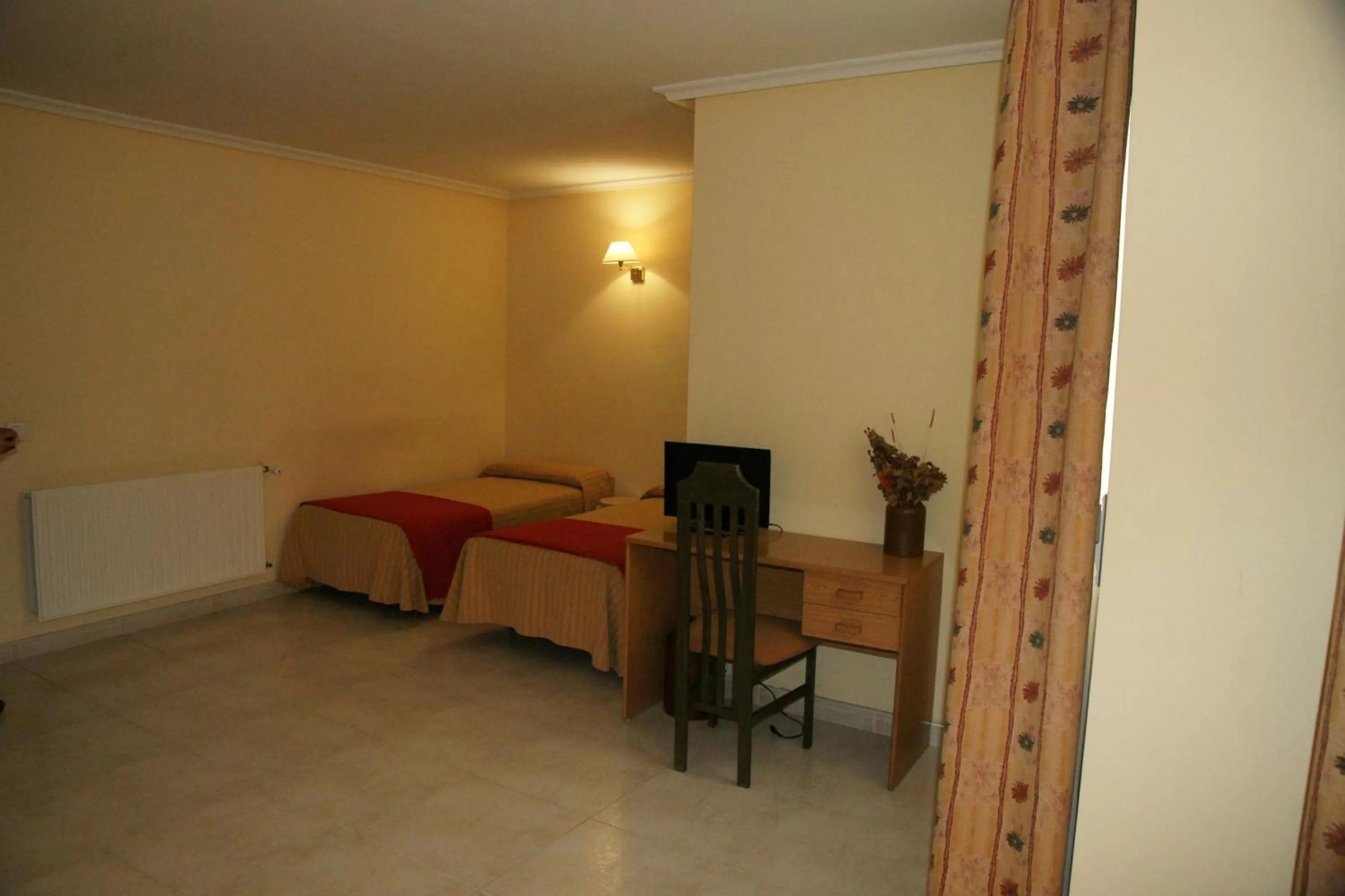 Bedroom, Bed in Hotel La Brañina