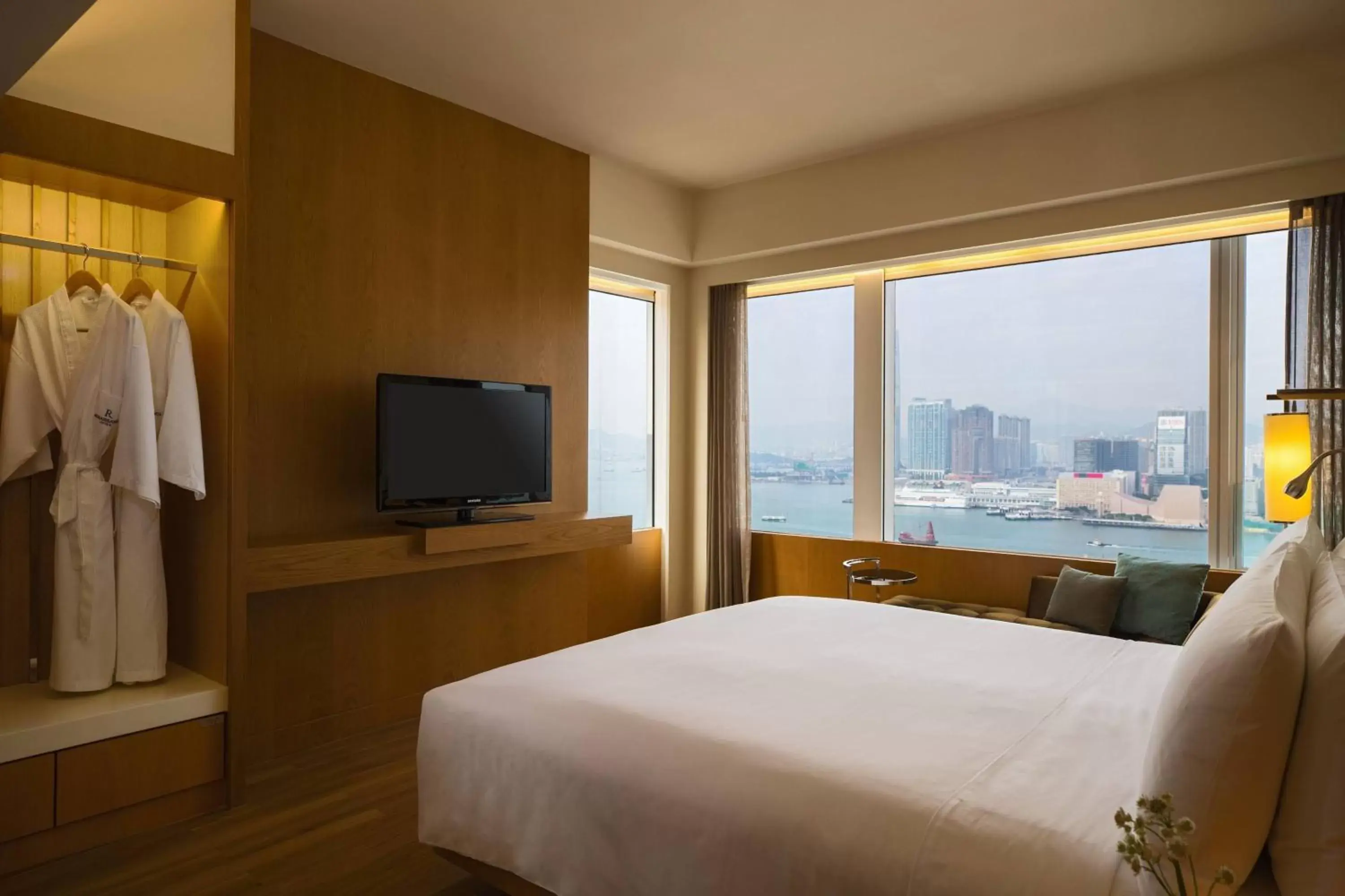 Bedroom in Renaissance Hong Kong Harbour View Hotel