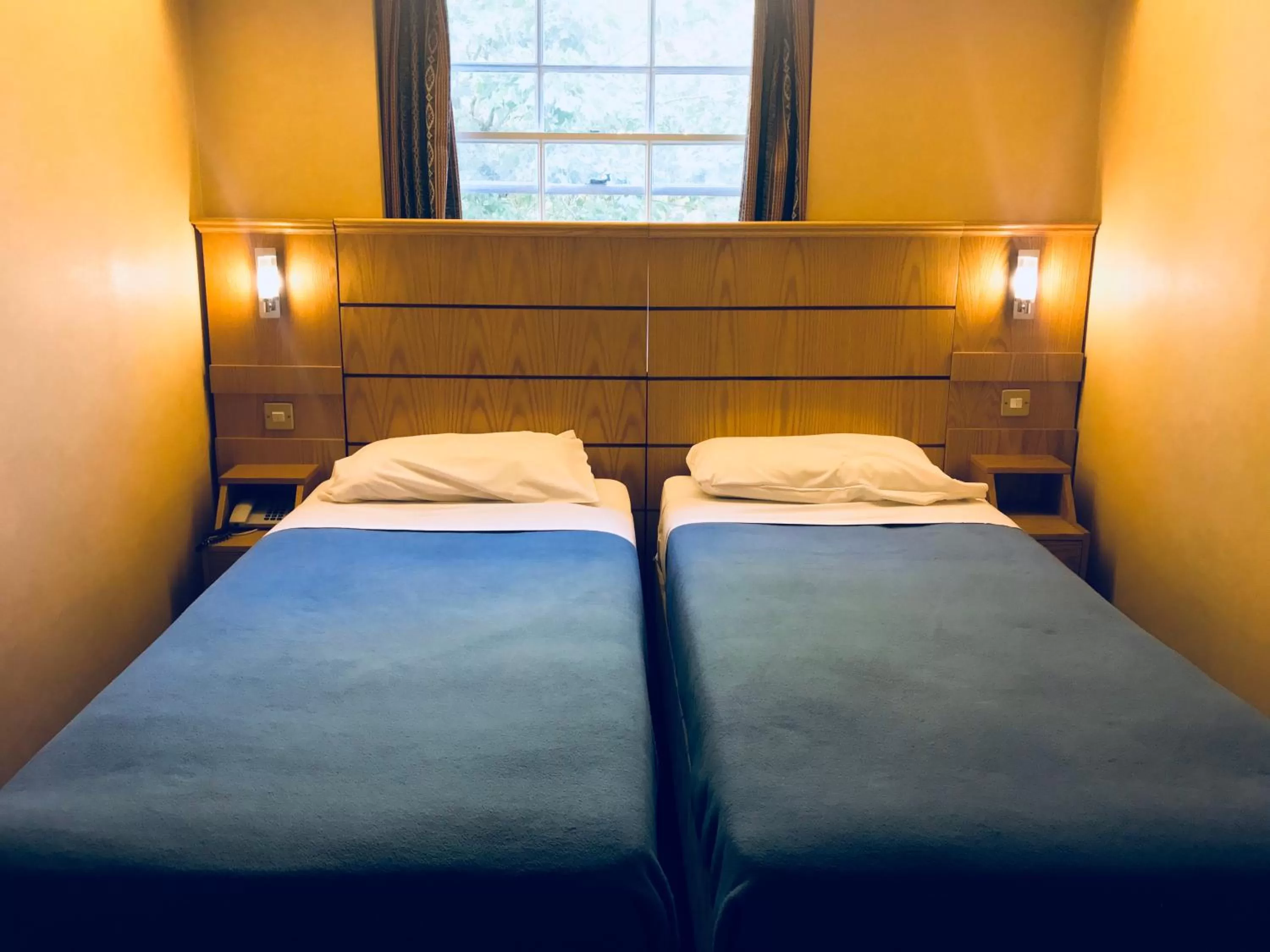 Photo of the whole room, Bed in The Beverley House Hotel