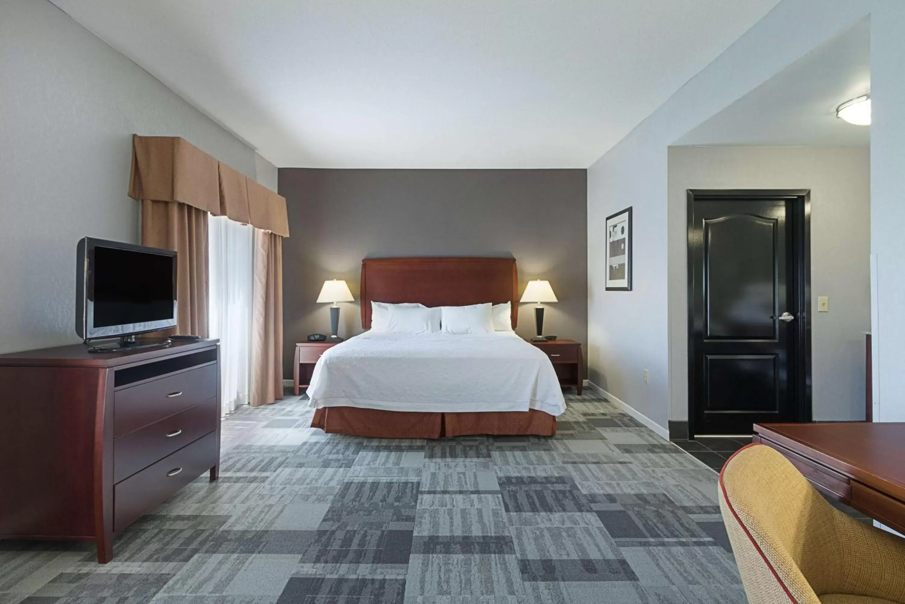 Bed in Hampton Inn and Suites Indianapolis/Brownsburg
