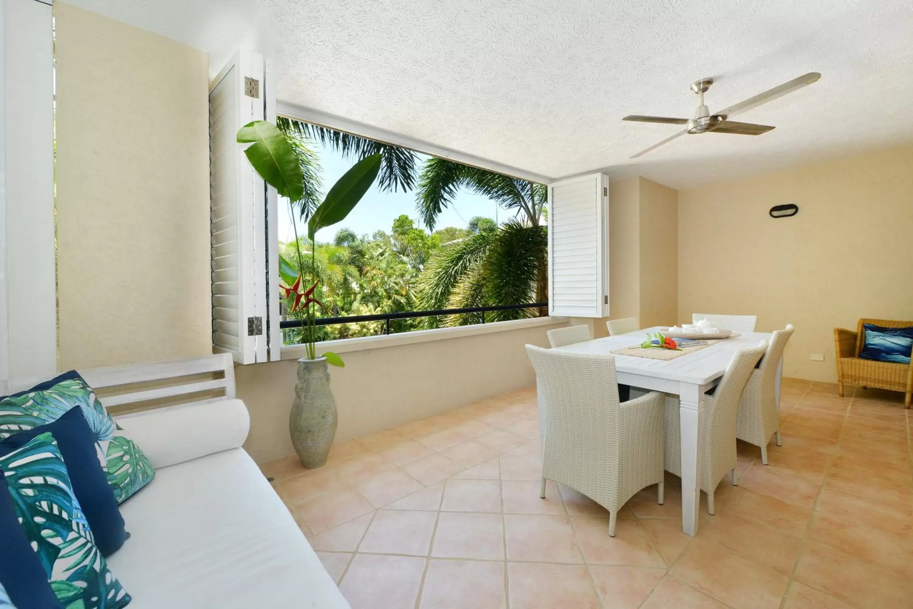 Balcony/Terrace, Dining Area in Cayman Villas Port Douglas