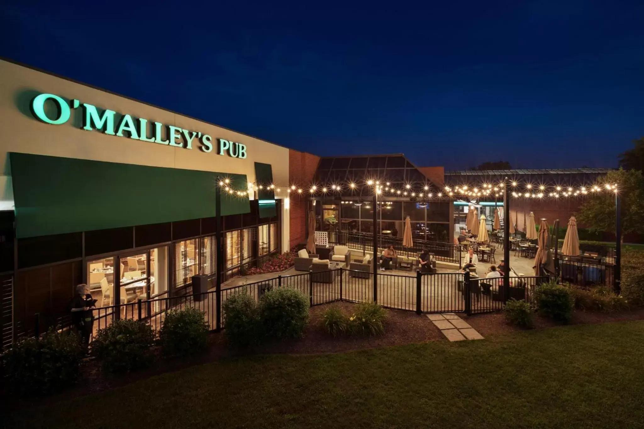 Restaurant/places to eat, Property Building in Holiday Inn Washington-Dulles International Airport, an IHG Hotel