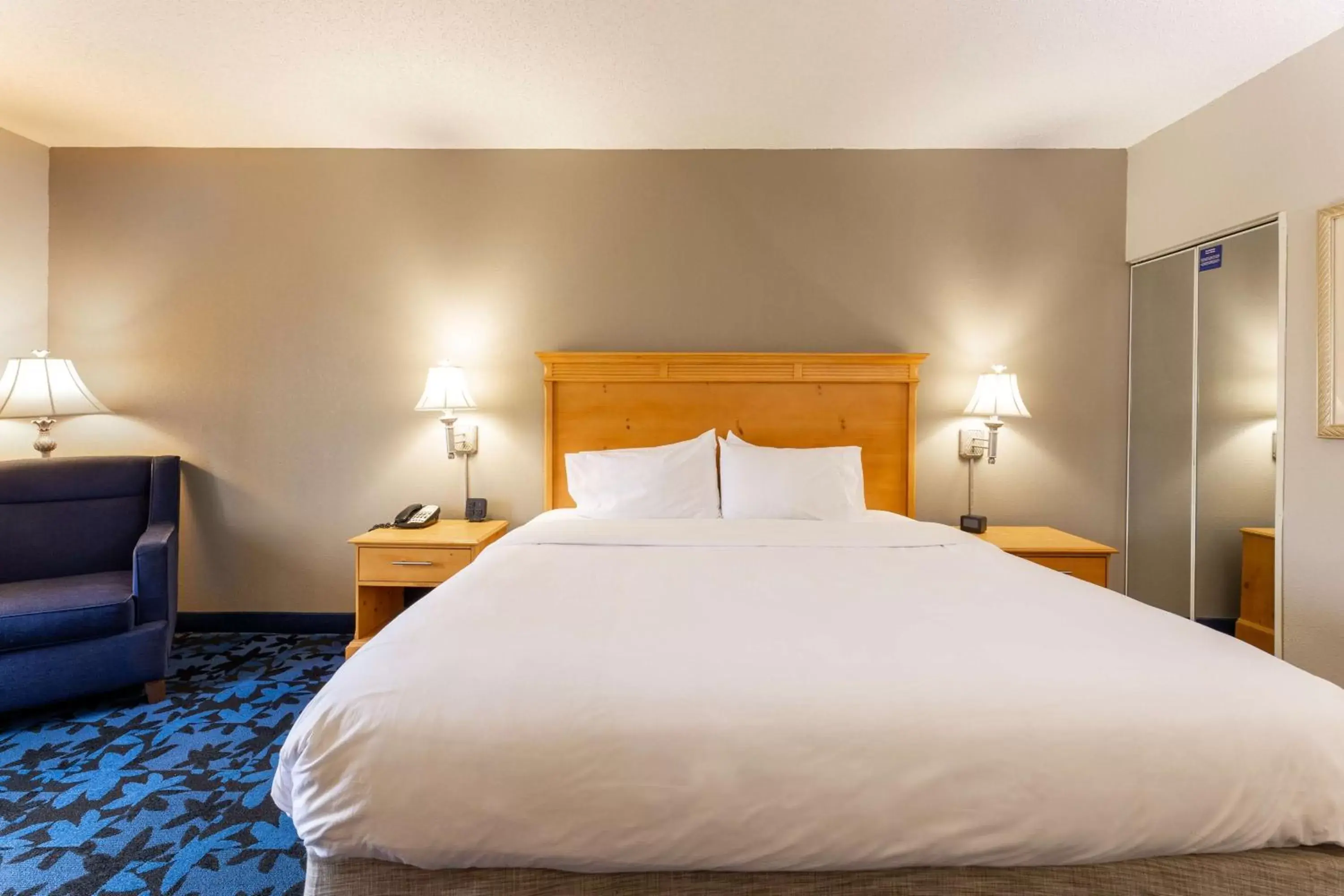 Bed in Hampton Inn & Suites Jacksonville Deerwood Park Bed in Hampton Inn & Suites Jacksonville Deerwood Park