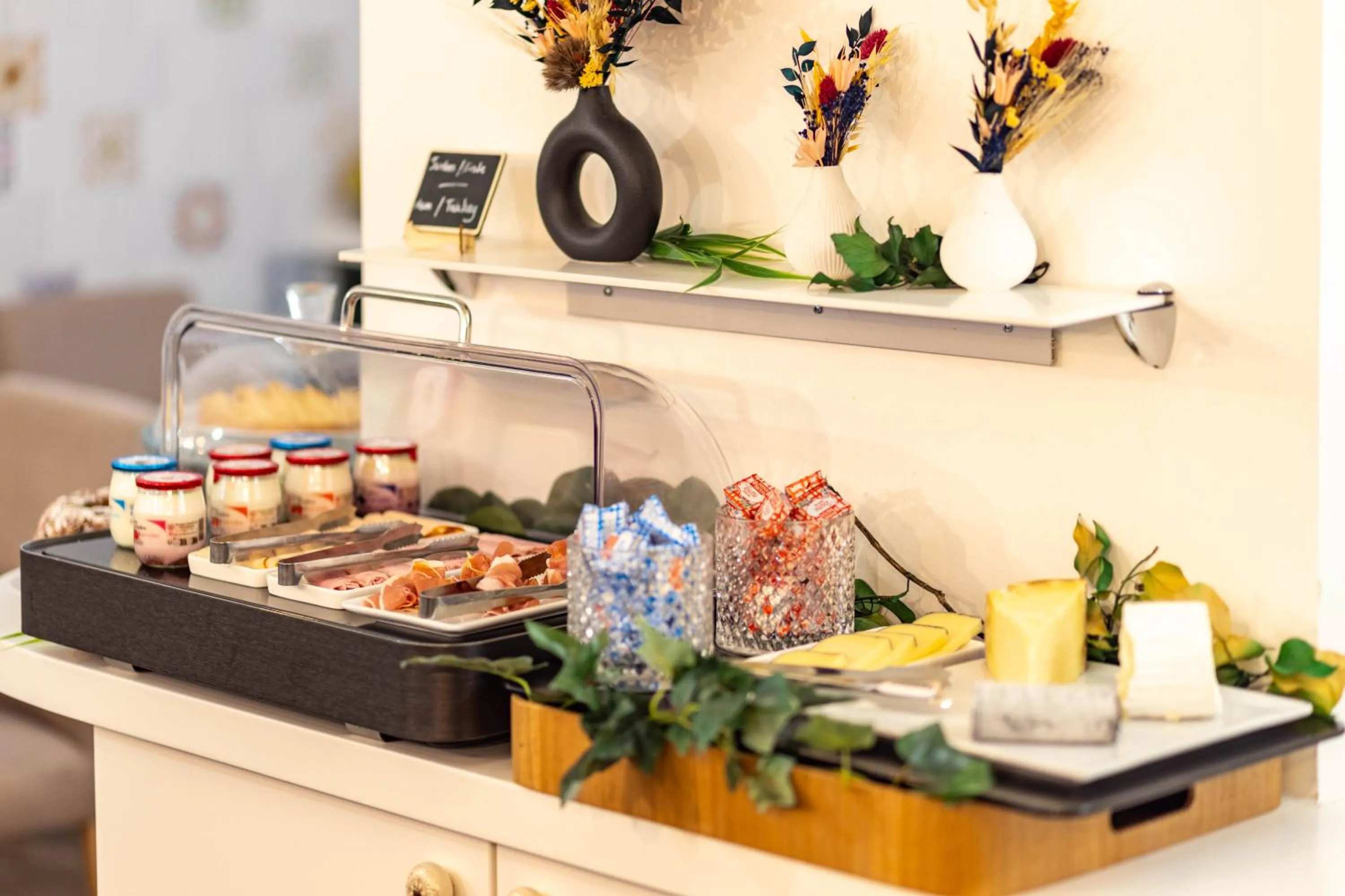 Food close-up in Hôtel La Parizienne - Proche Montparnasse