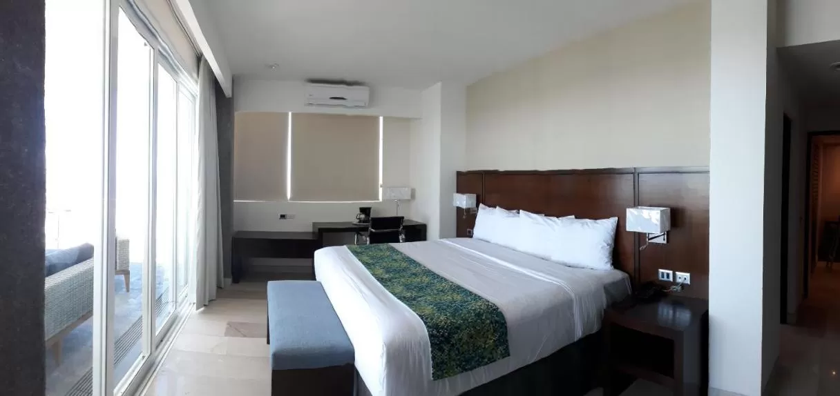 Photo of the whole room, Bed in Seven Crown La Paz Malecon