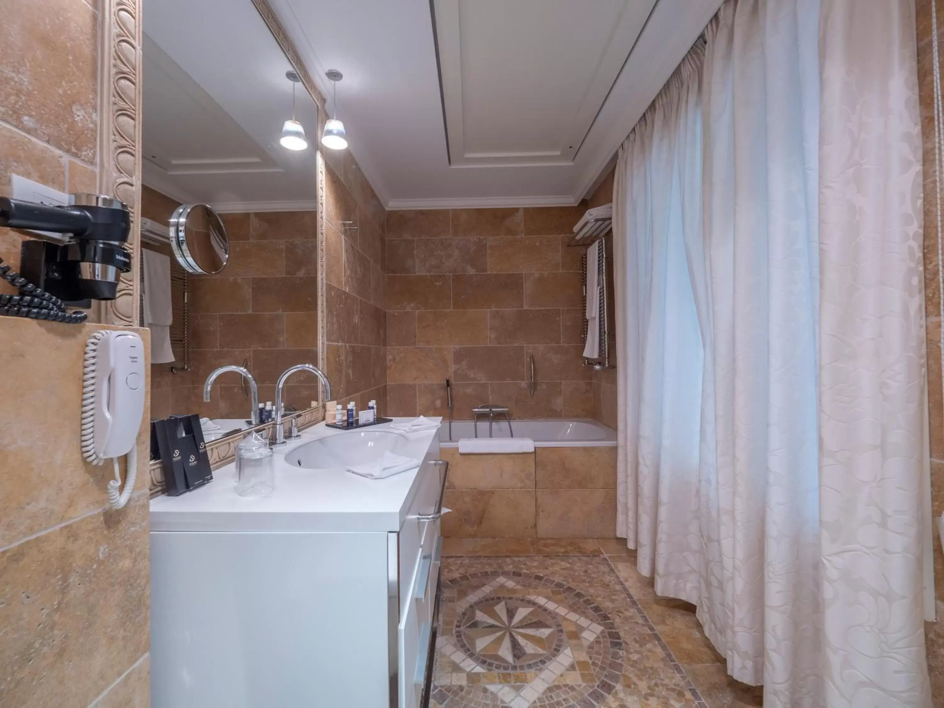 Bathroom, Kitchen/Kitchenette in Splendid Conference & Spa Resort