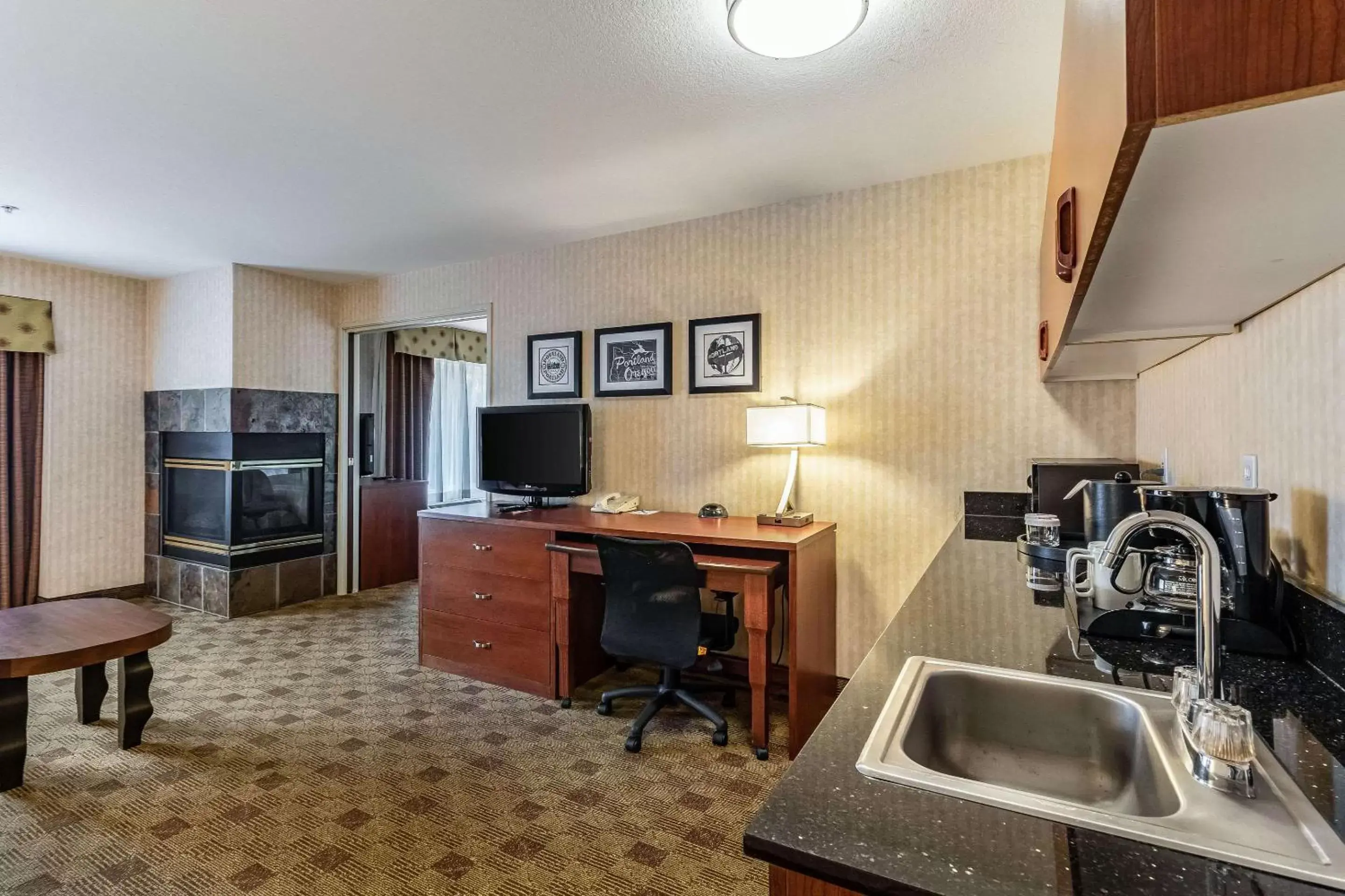 Bedroom, Kitchen/Kitchenette in Clarion Hotel Portland International Airport