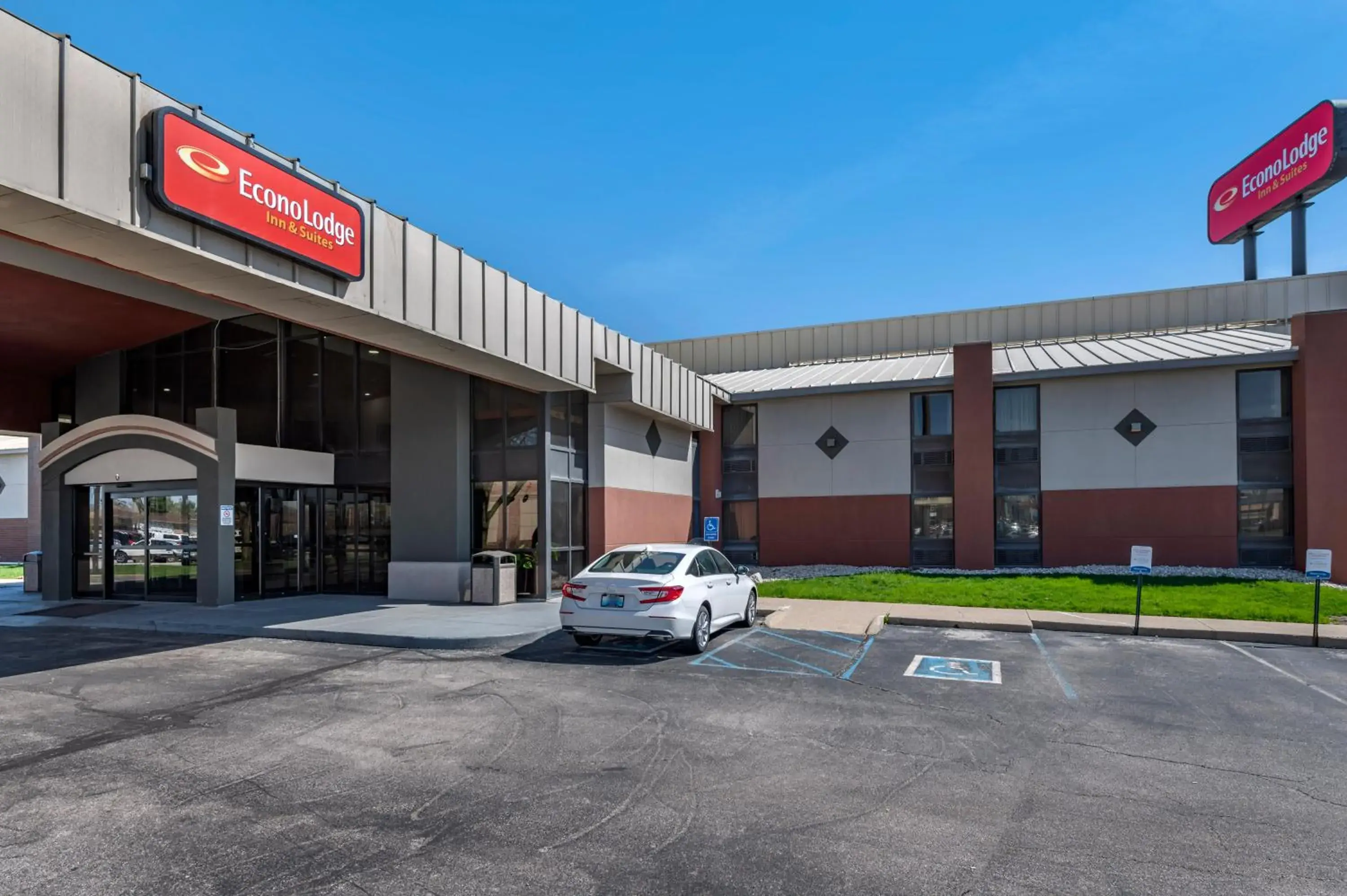 Property Building in Econo Lodge Inn & Suites