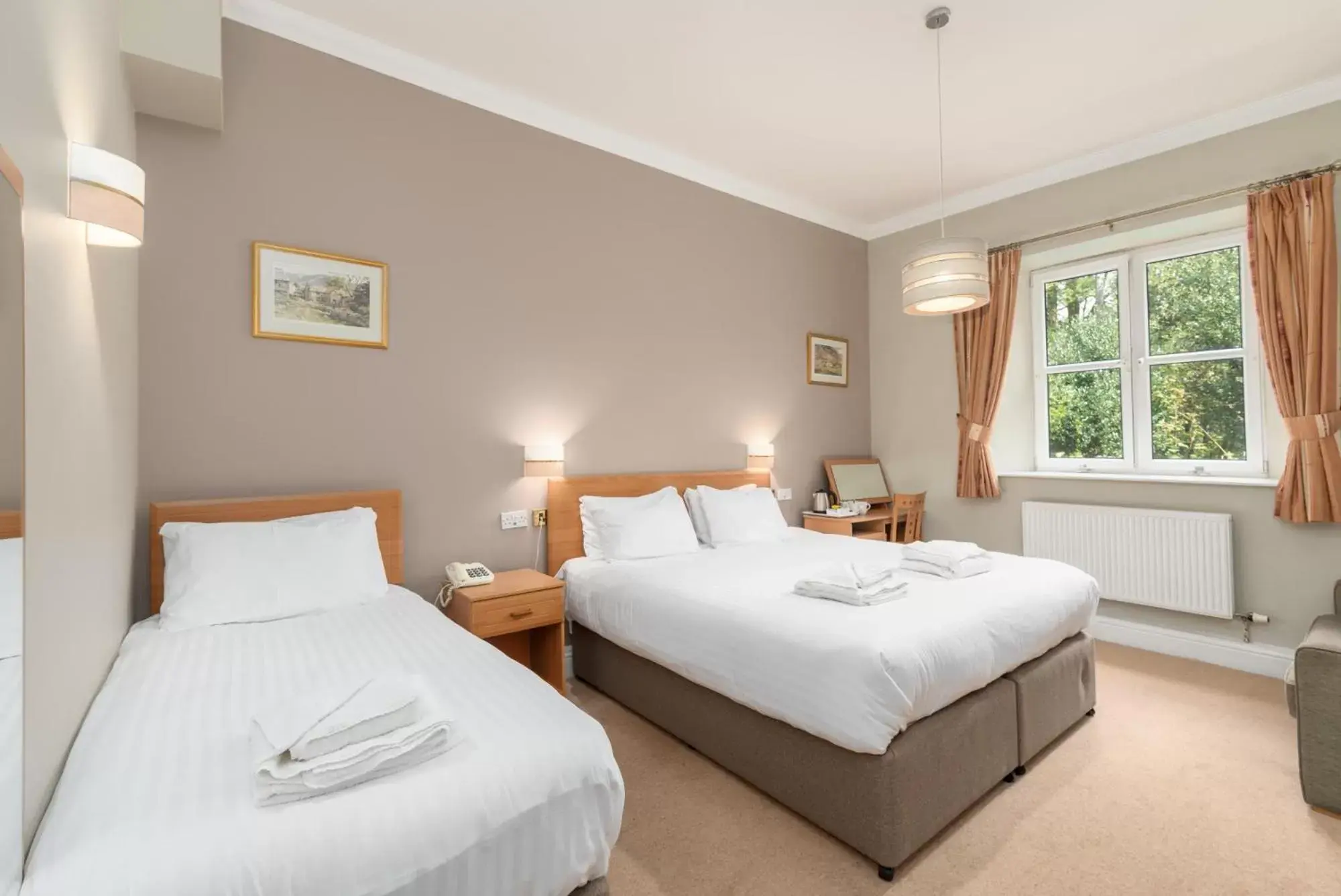 Photo of the whole room, Bed in Windermere Manor Hotel